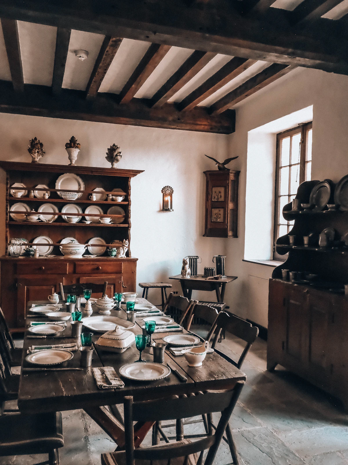 Alacena de madera llena de loza junto al comedor