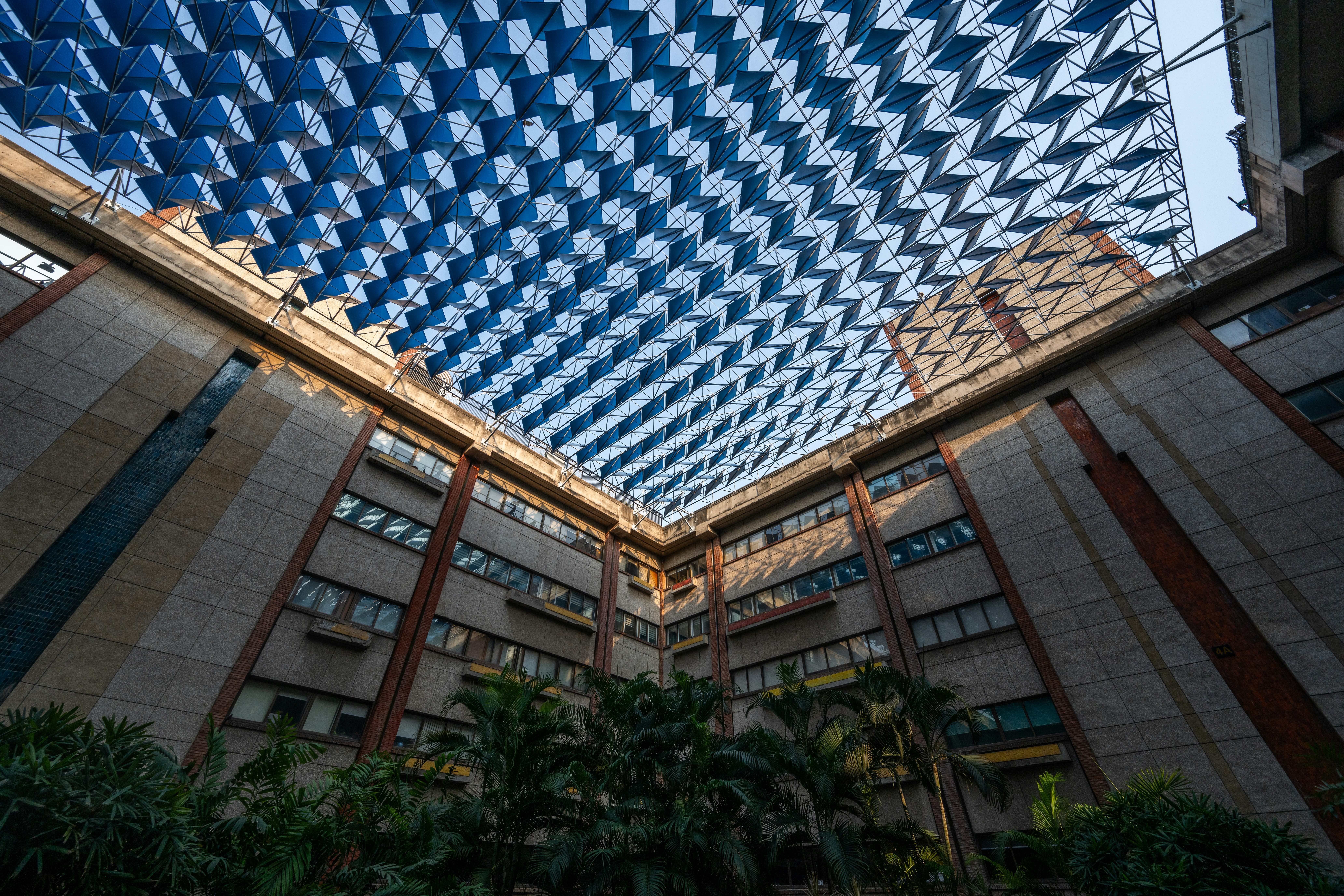 Patio moderno con techo geométrico de patrón azul.