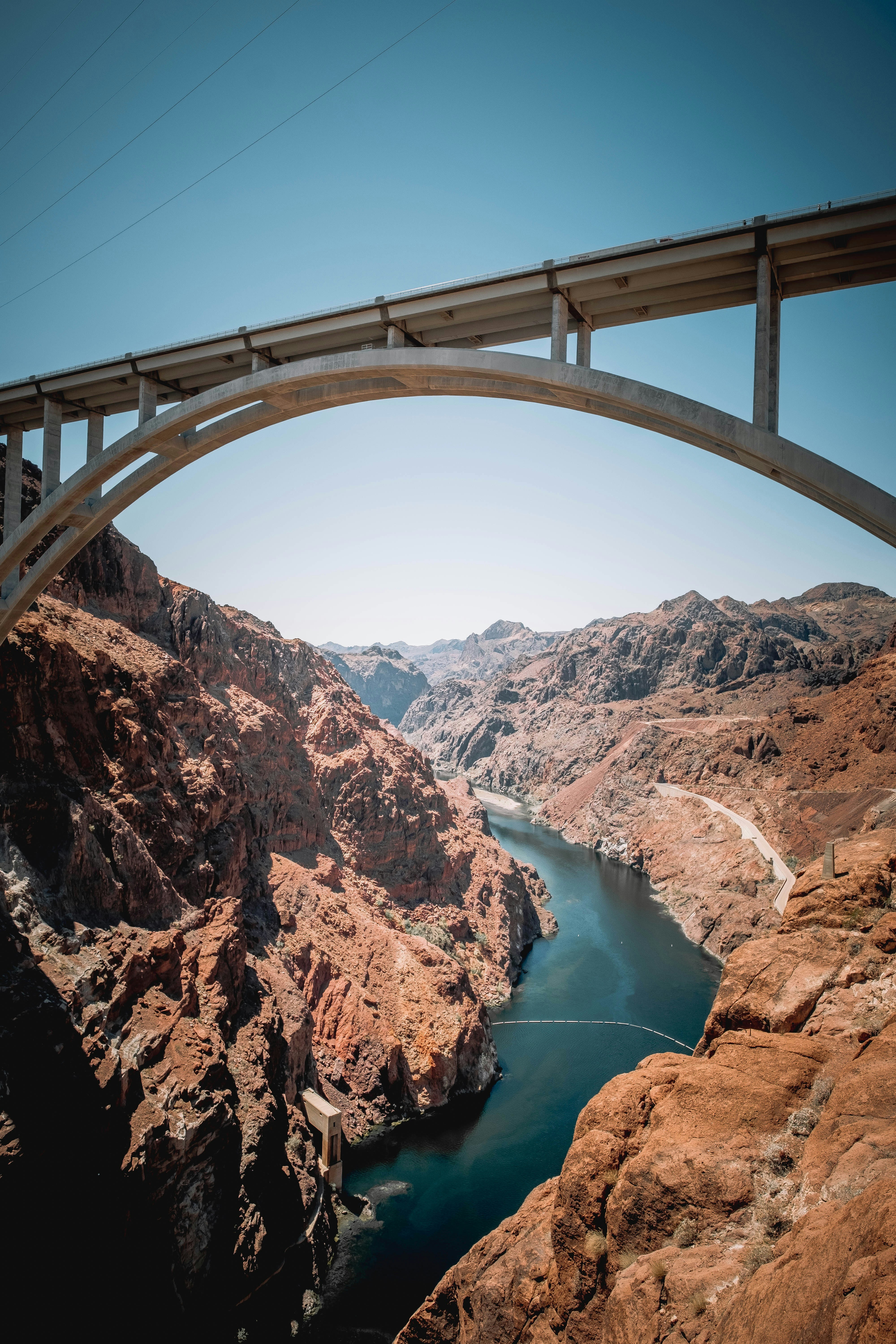 Große Brücke bogen über eine tiefe Schlucht und einen gewundenen Fluss.