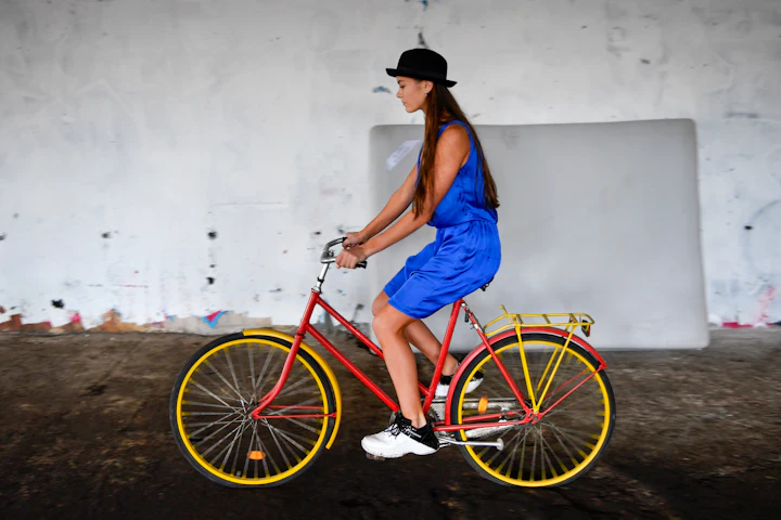 Mujer en bicicleta urbana roja