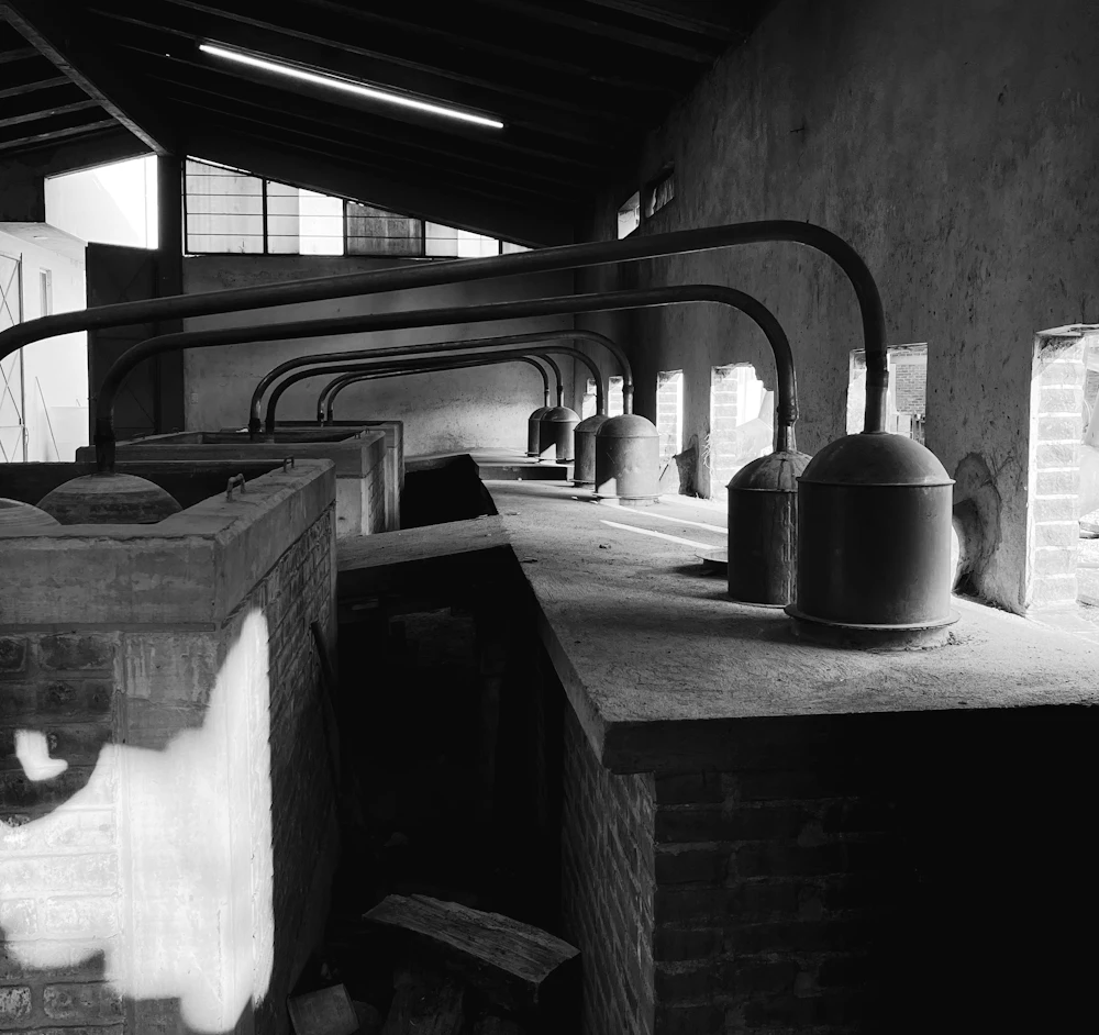 Réseau de canalisations et de vannes dans une chaufferie d'immeuble