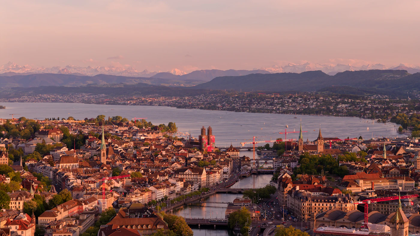 Das Grossmünster an der Limmat in der Zürcher Altstadt