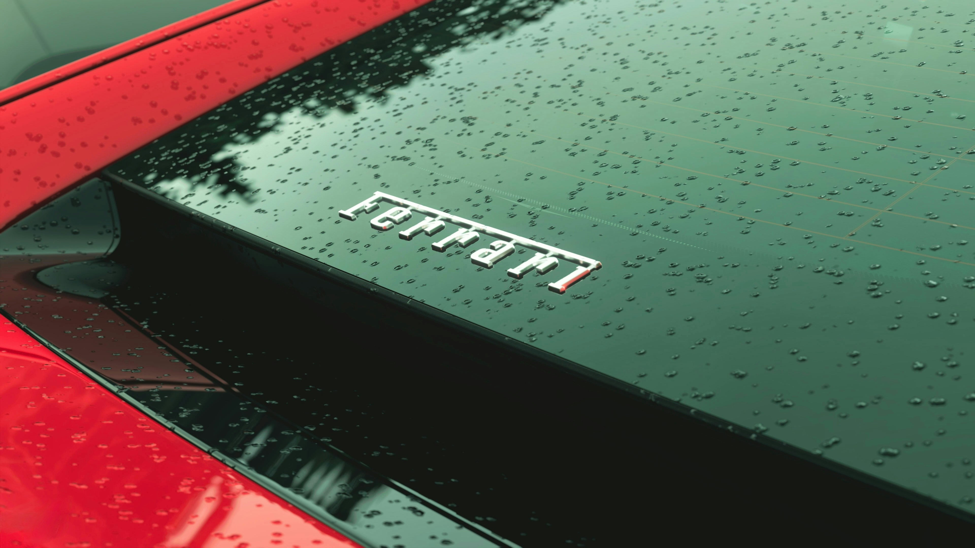 Tetesan hujan di jendela belakang mobil Ferrari.