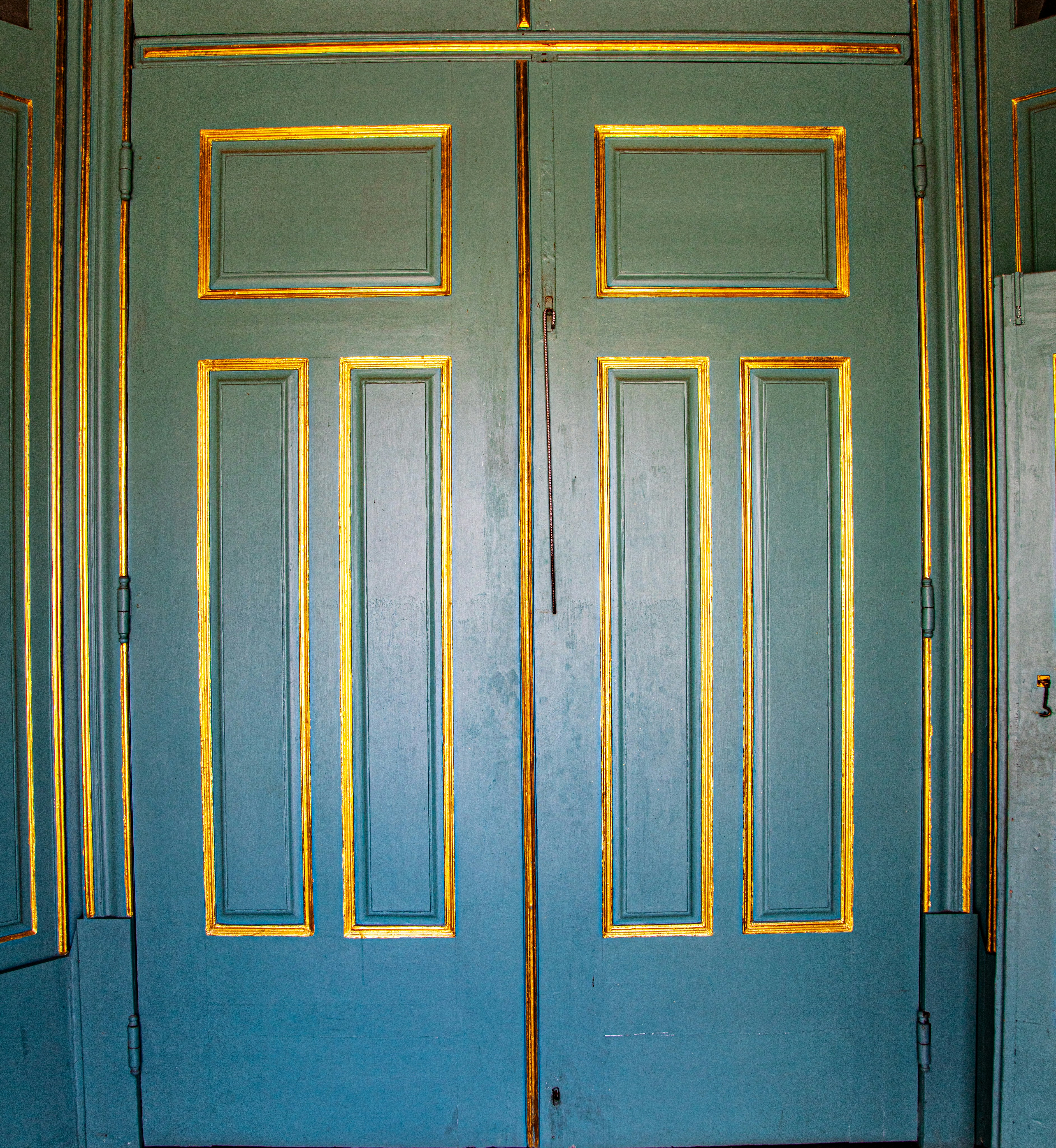 luxury gold entryway interior, wallpaper, Hollywood Regency Entryway Decorating Tips for a Glamorous Home 2