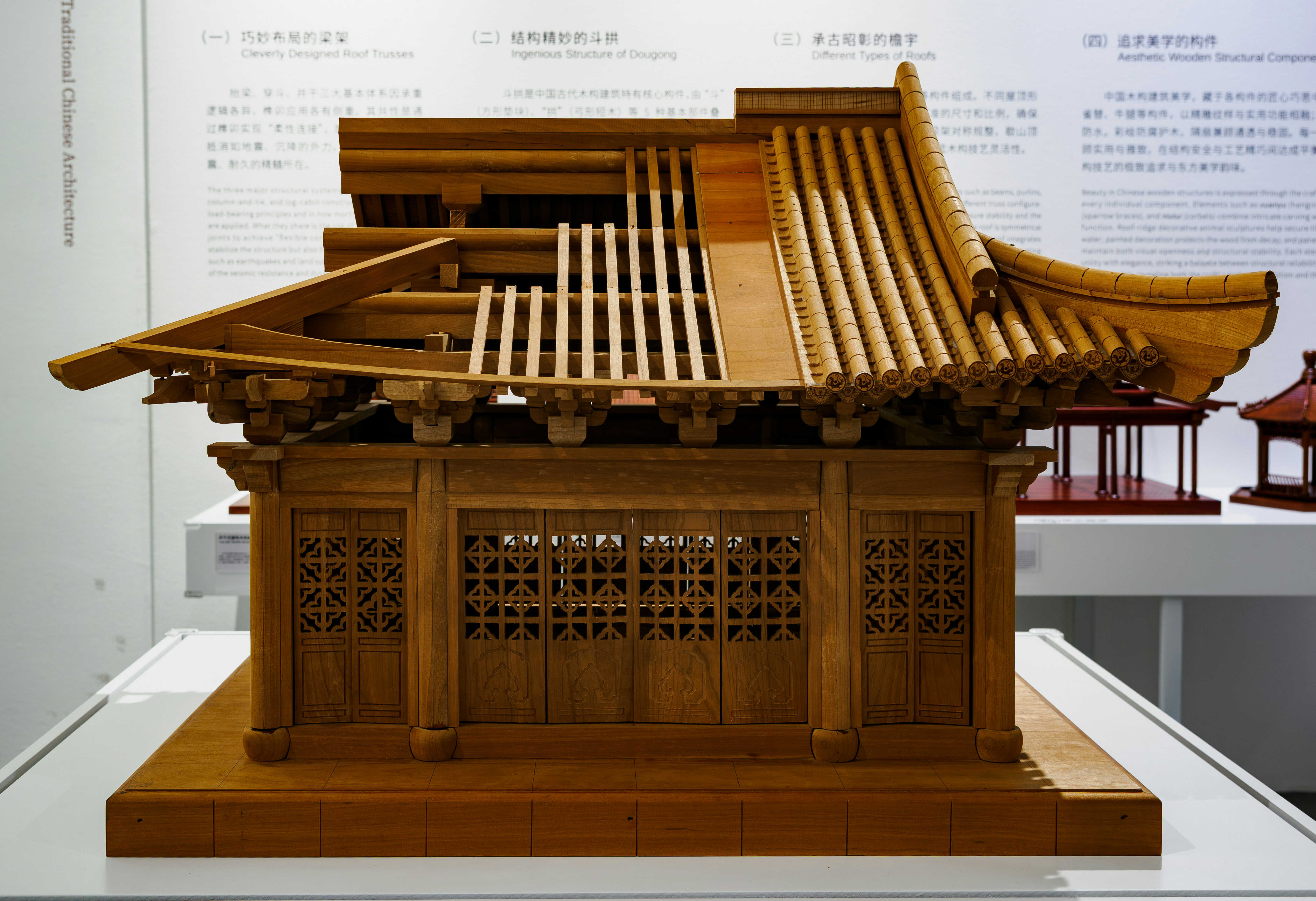 Modèle architectural en bois détaillé d’un bâtiment traditionnel.
