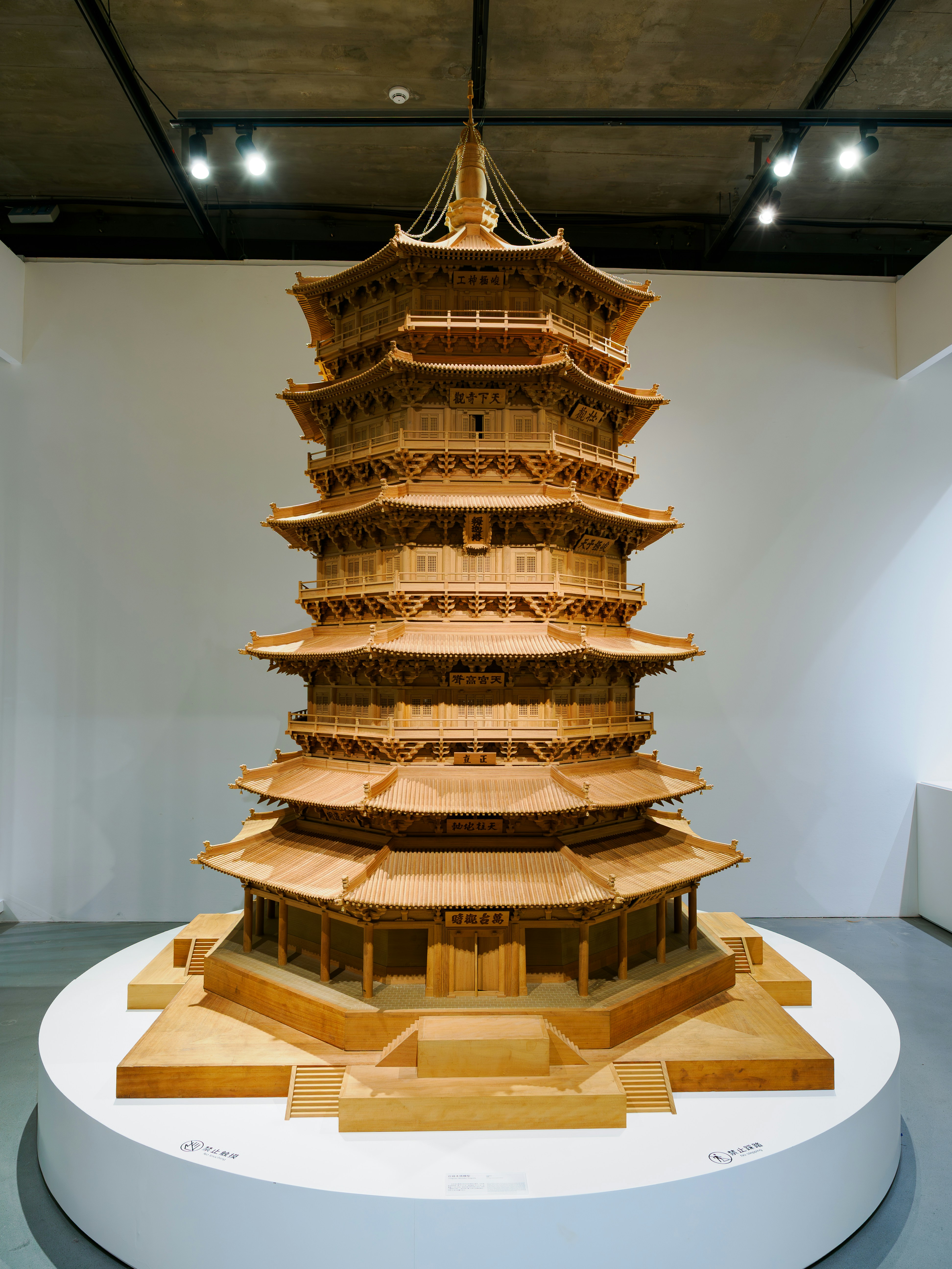 Un modèle en bois détaillé d’une pagode traditionnelle à plusieurs niveaux.