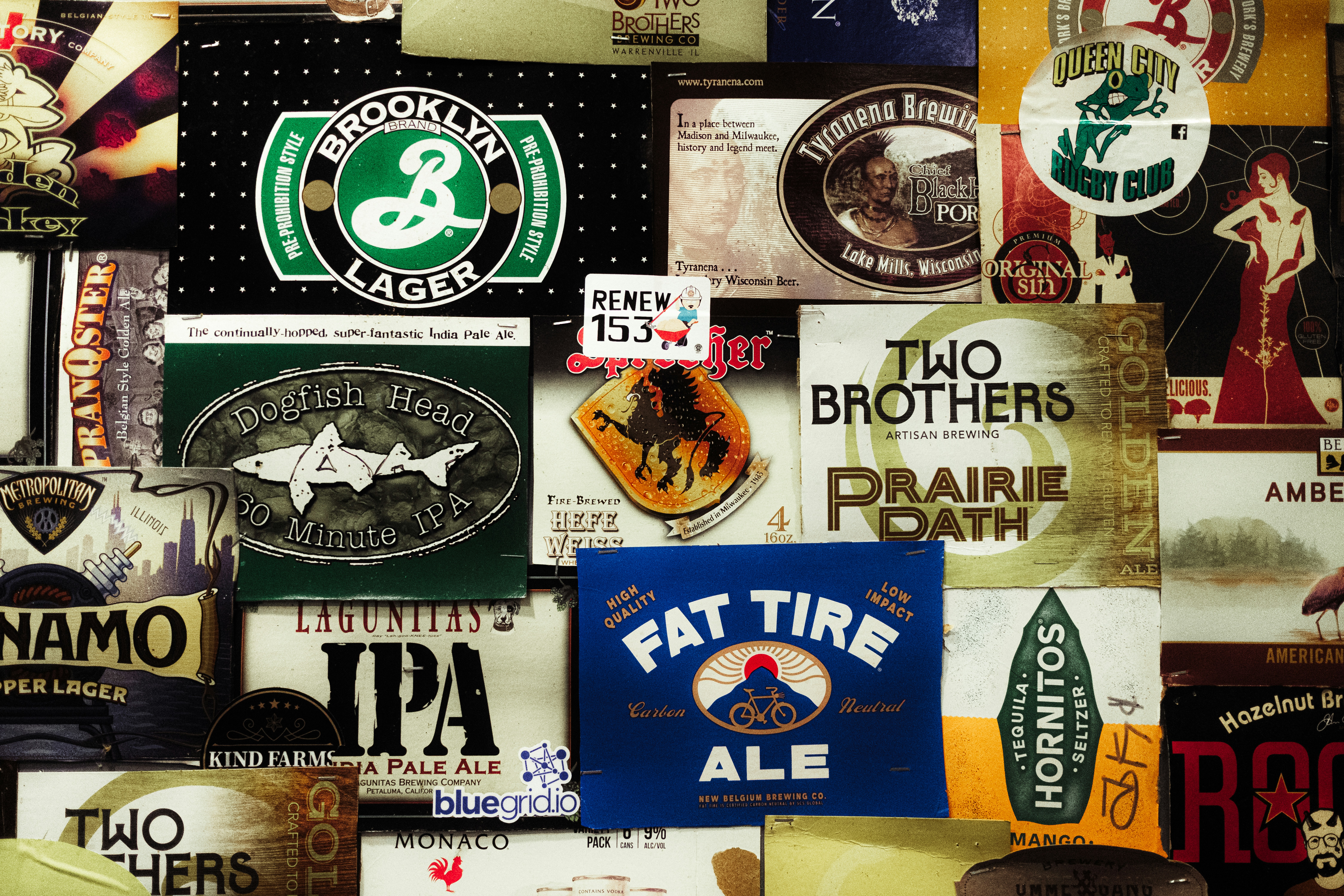 Un collage de diversas etiquetas de cervezas de diversas cervecerías.