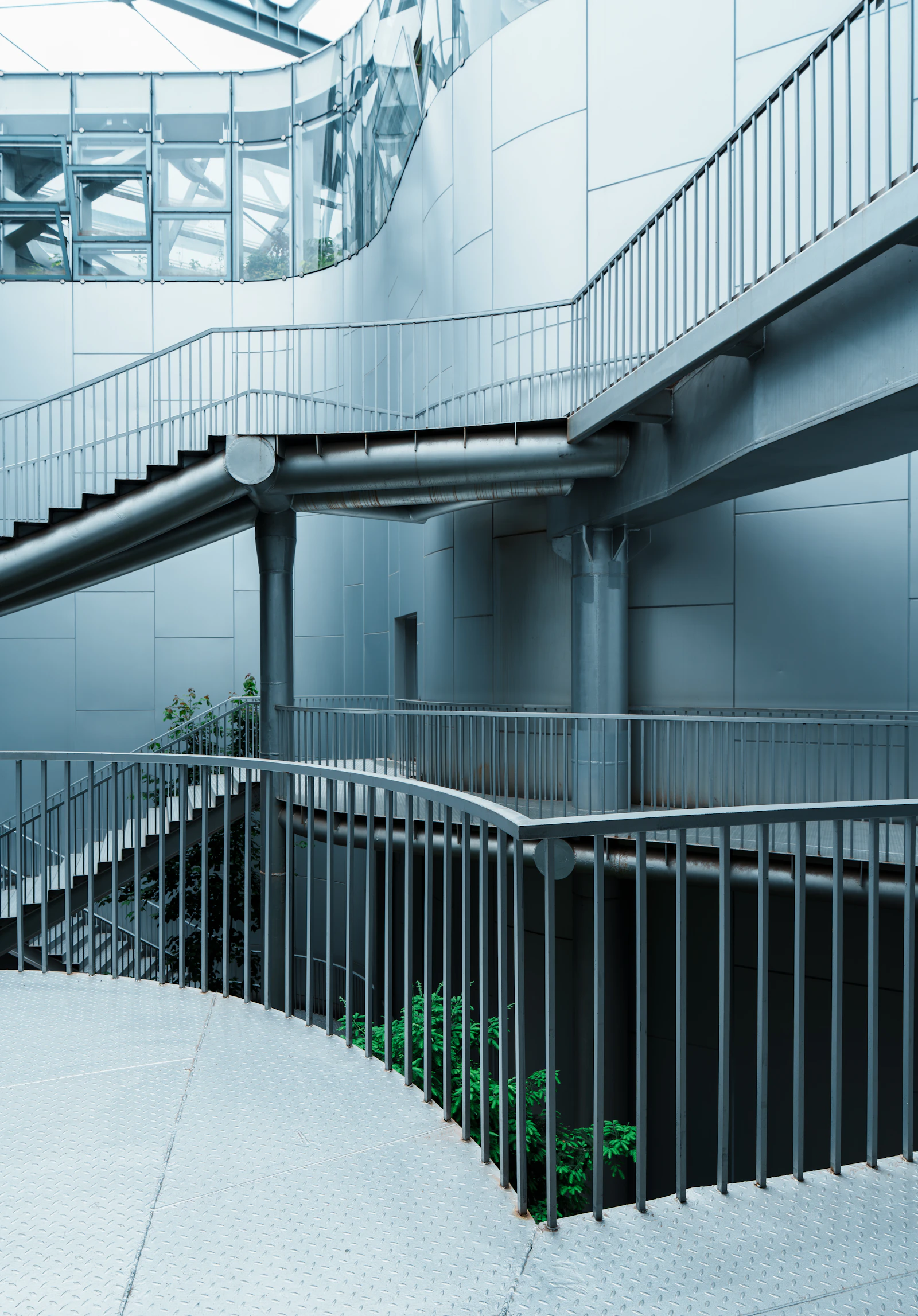 Referencia visual: pasarela contemporánea con escaleras y barandillas de acero