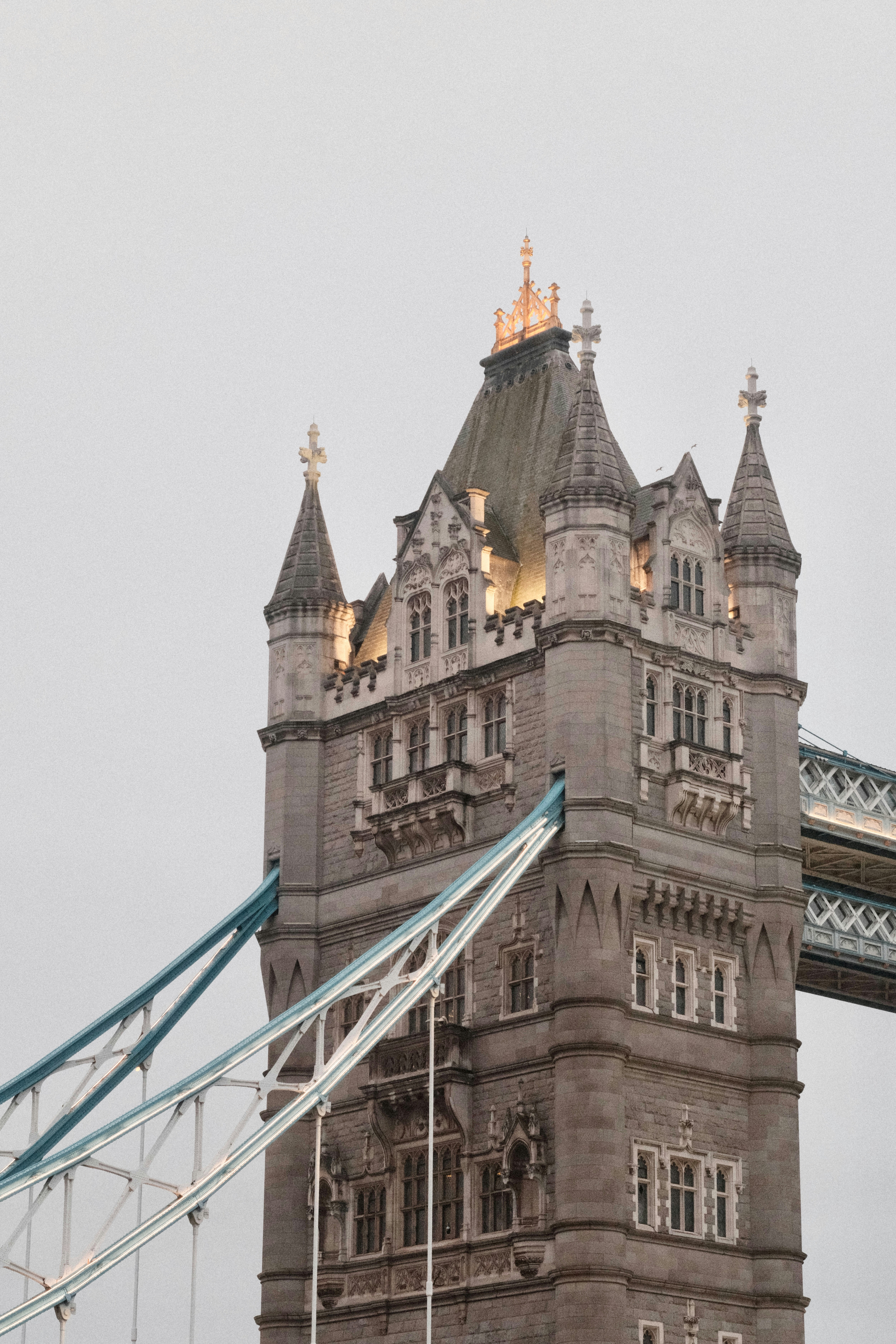 Ein Steinturm der Turmbrücke leuchtete gegen einen grauen Himmel.