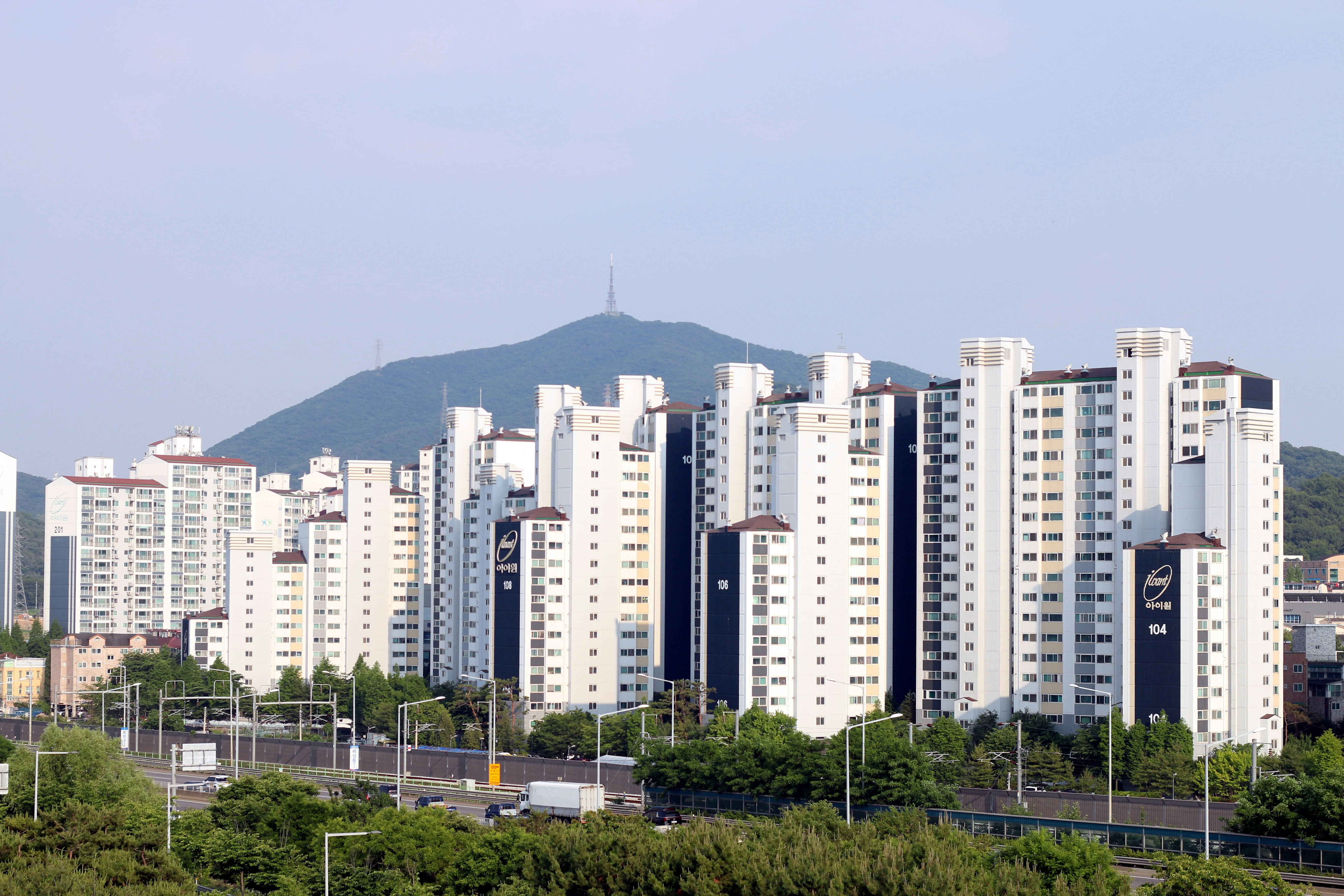한국 전기요금, 수도요금, 도시가스요금 고지서와 모바일 뱅킹 앱을 통해 공과금을 납부하는 모습