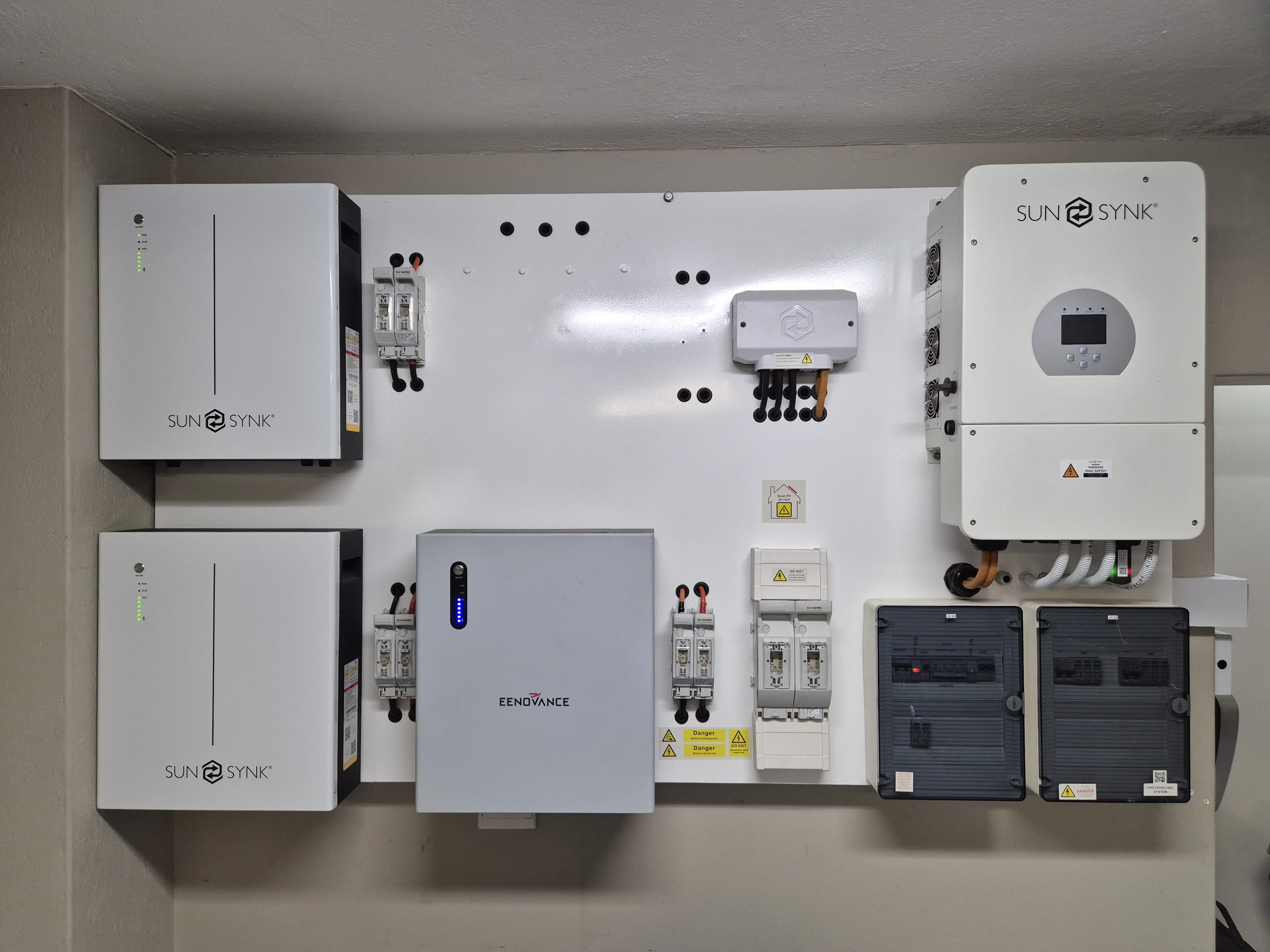Onduleur et batterie de stockage solaire fixés au mur