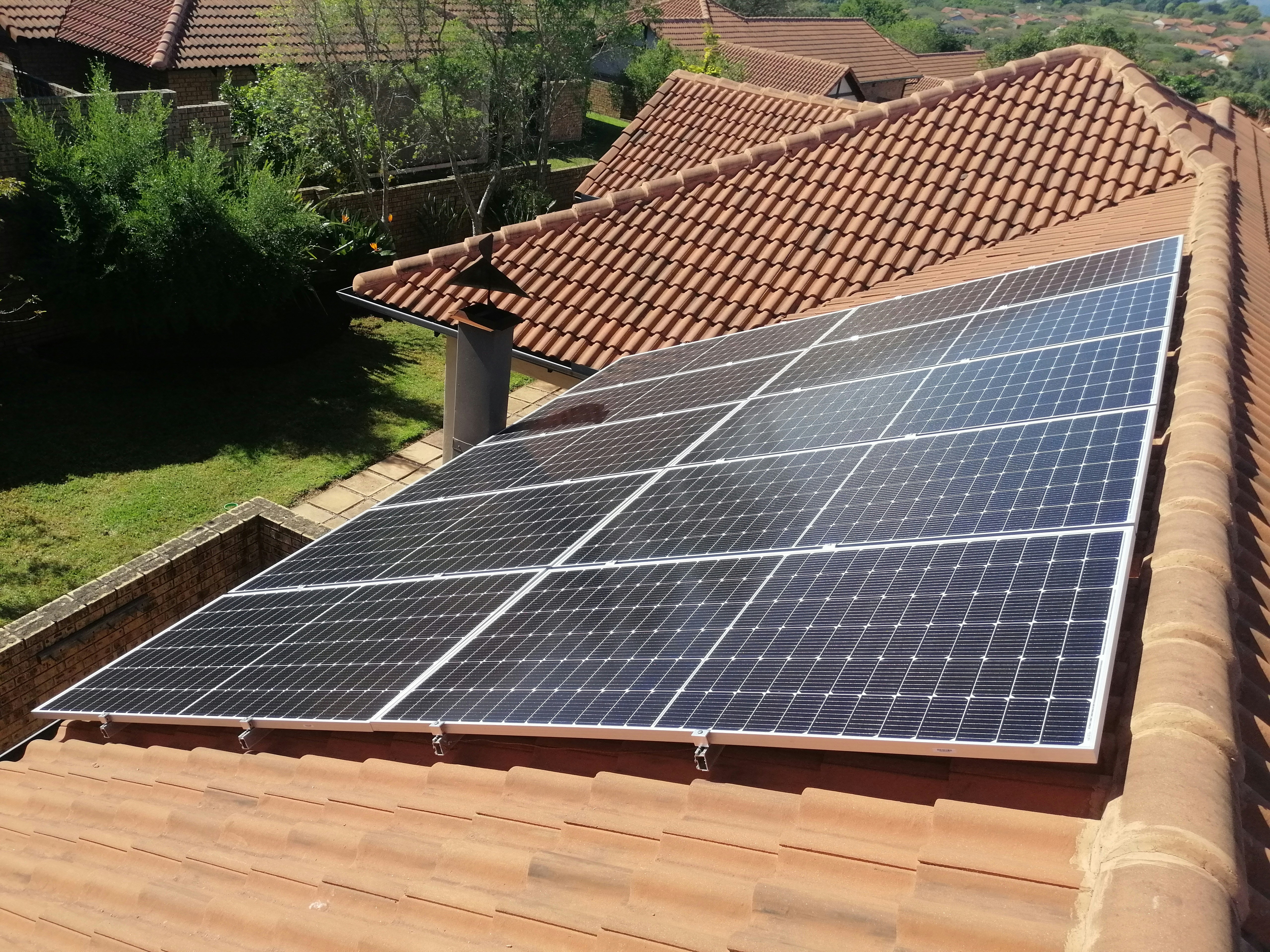 Reihen von Solarmodulen auf einem Dach