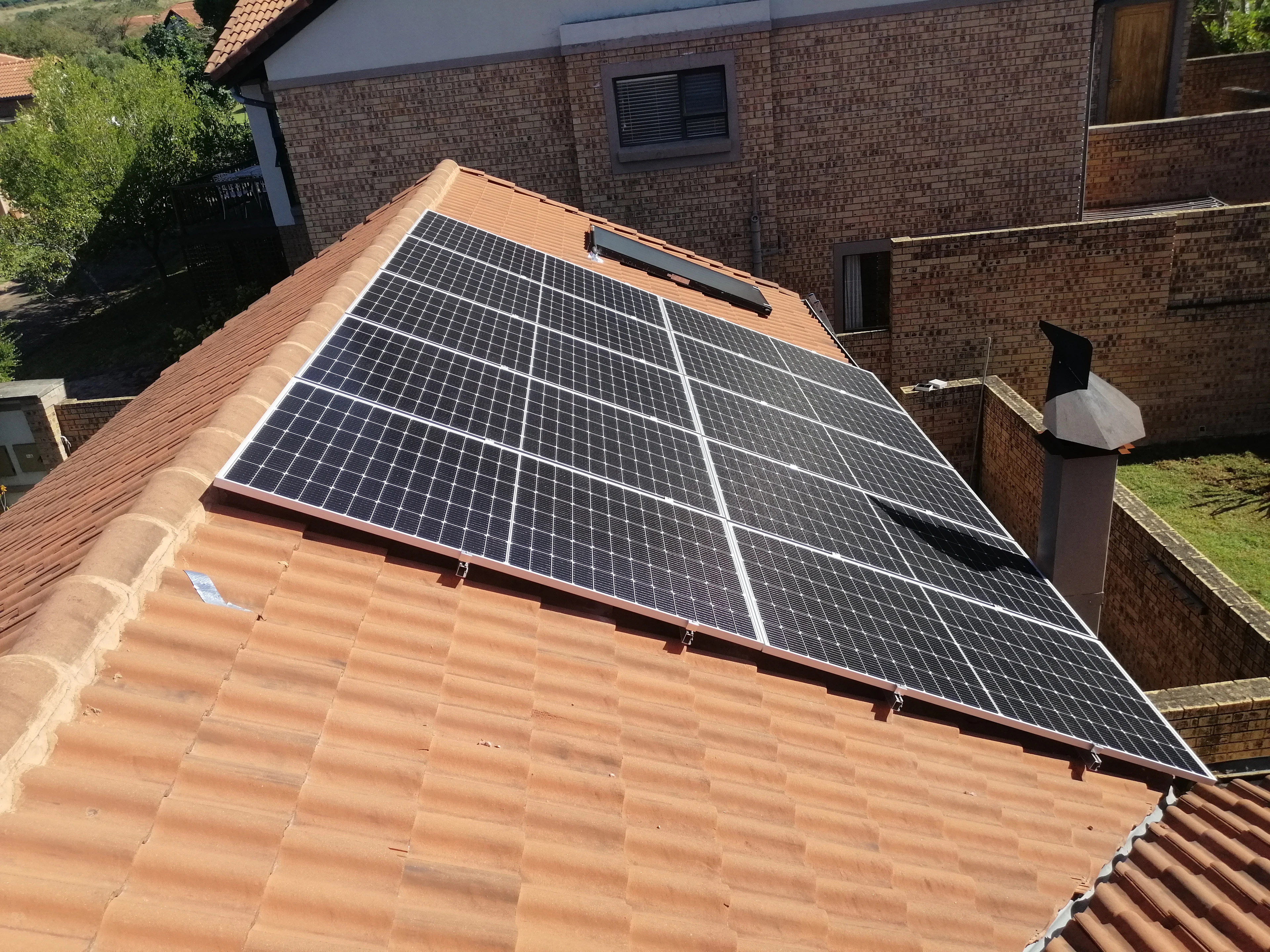 Panneaux solaires installés sur un toit résidentiel en tuiles