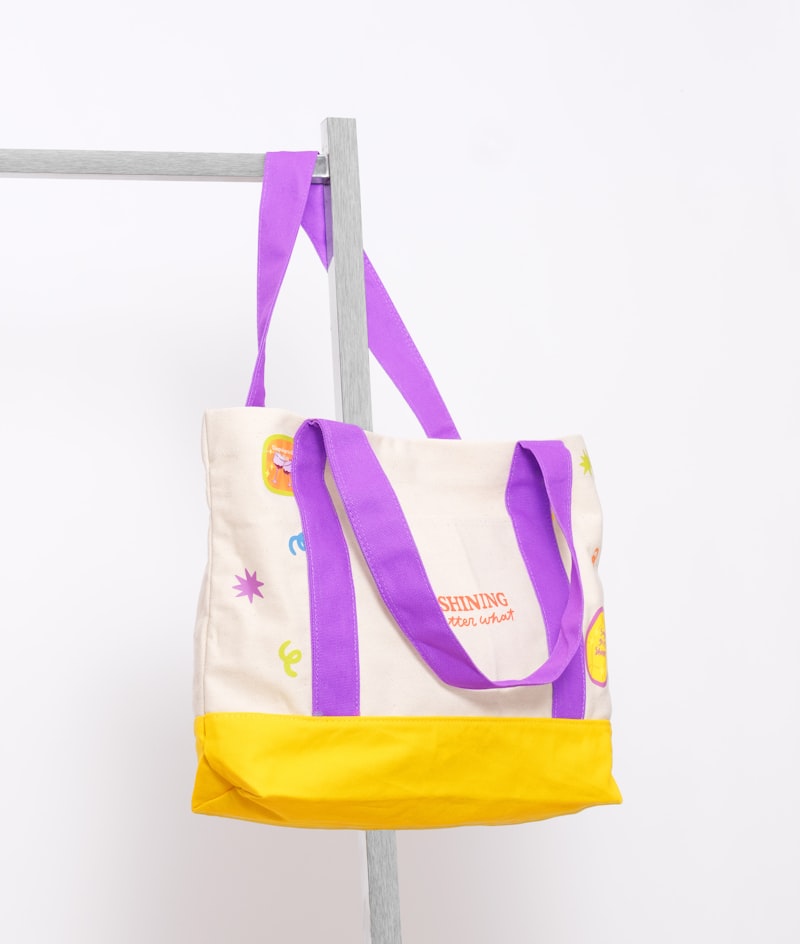 Leinwandtasche mit farbigen Griffen