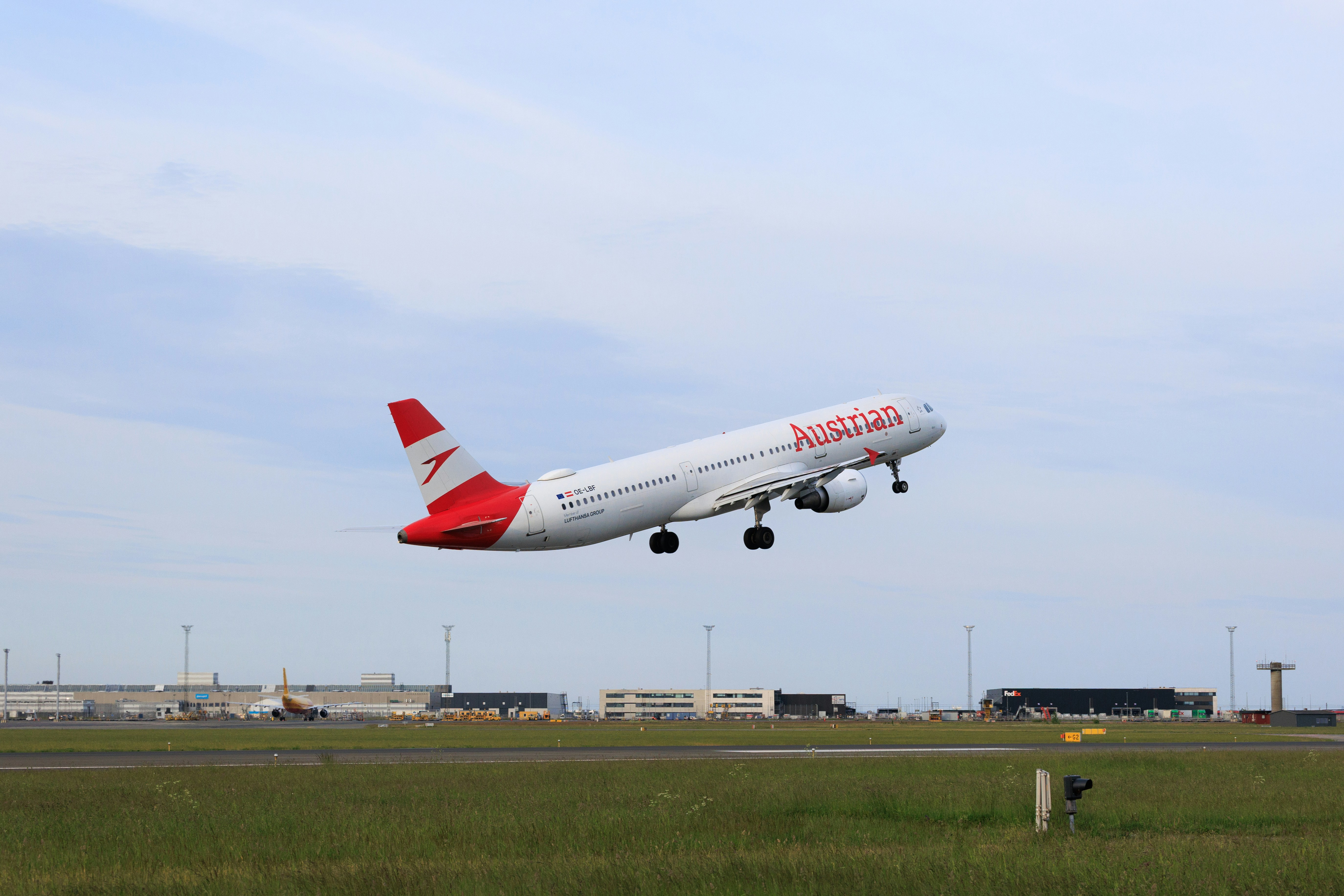 Un avion d’Austrian Airlines décolle d’une piste d’aéroport.