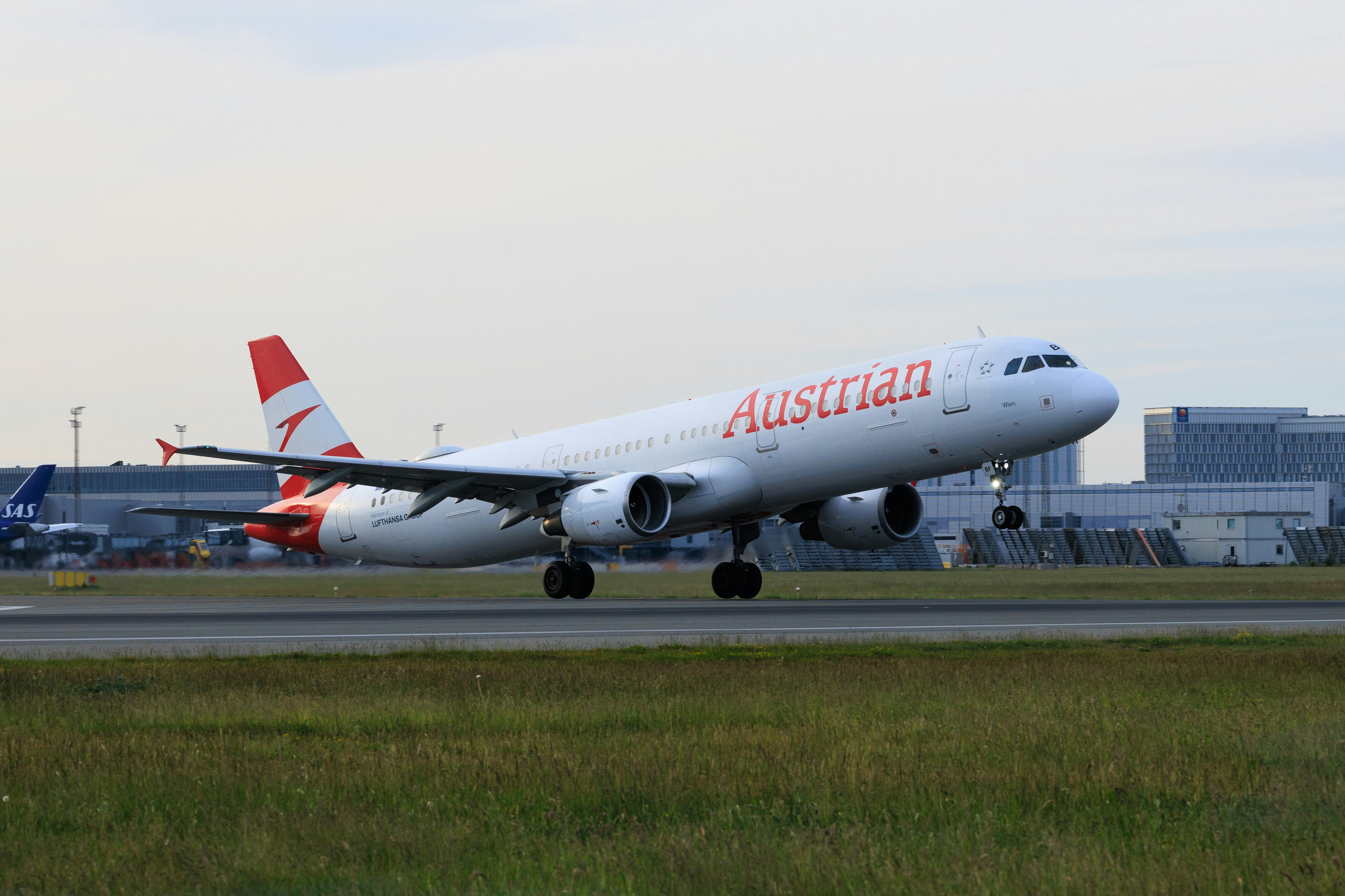 Un avion d’Austrian Airlines décollant d’une piste.
