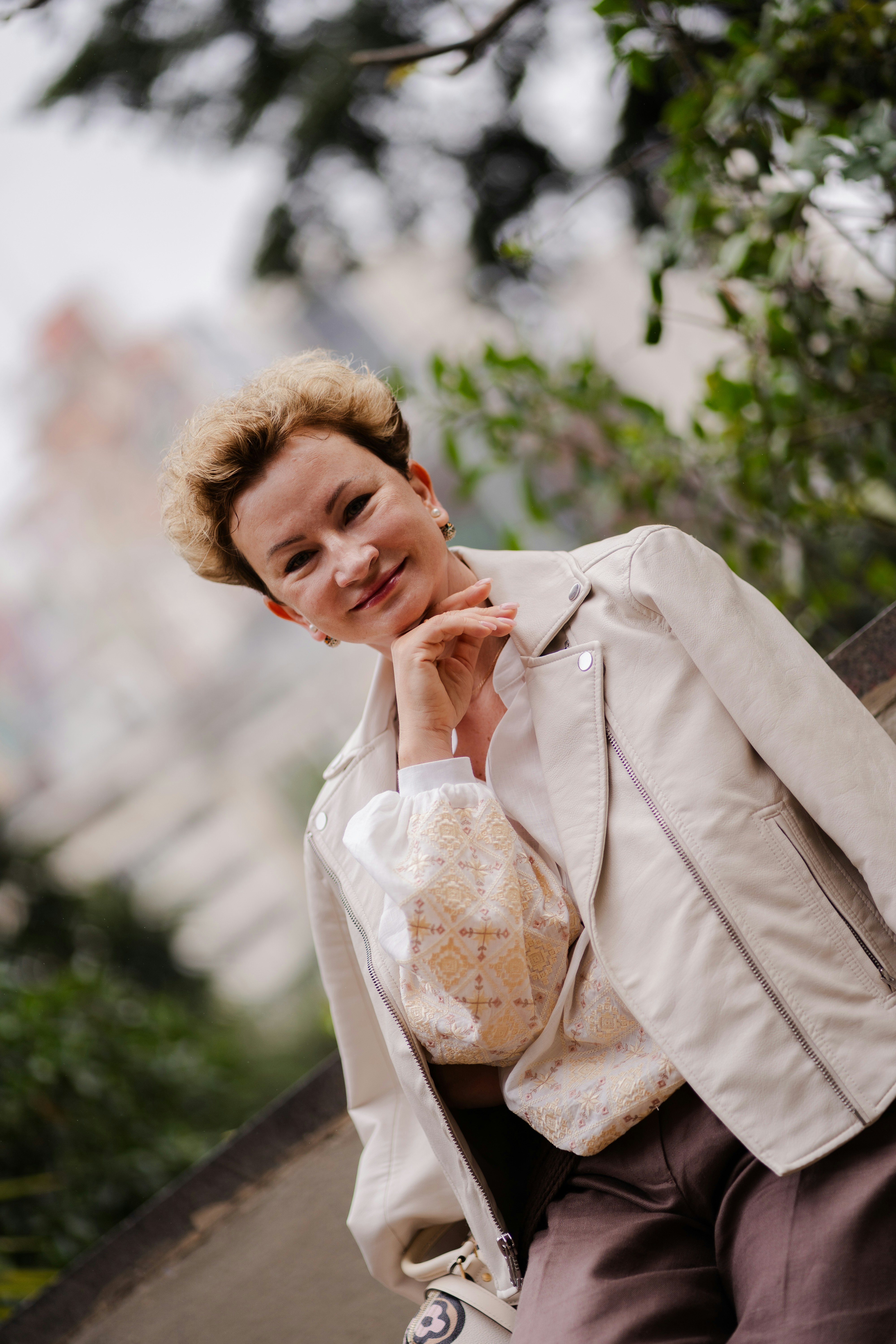 Lächelnde Frau um die 50, nachdenklich und positiv
