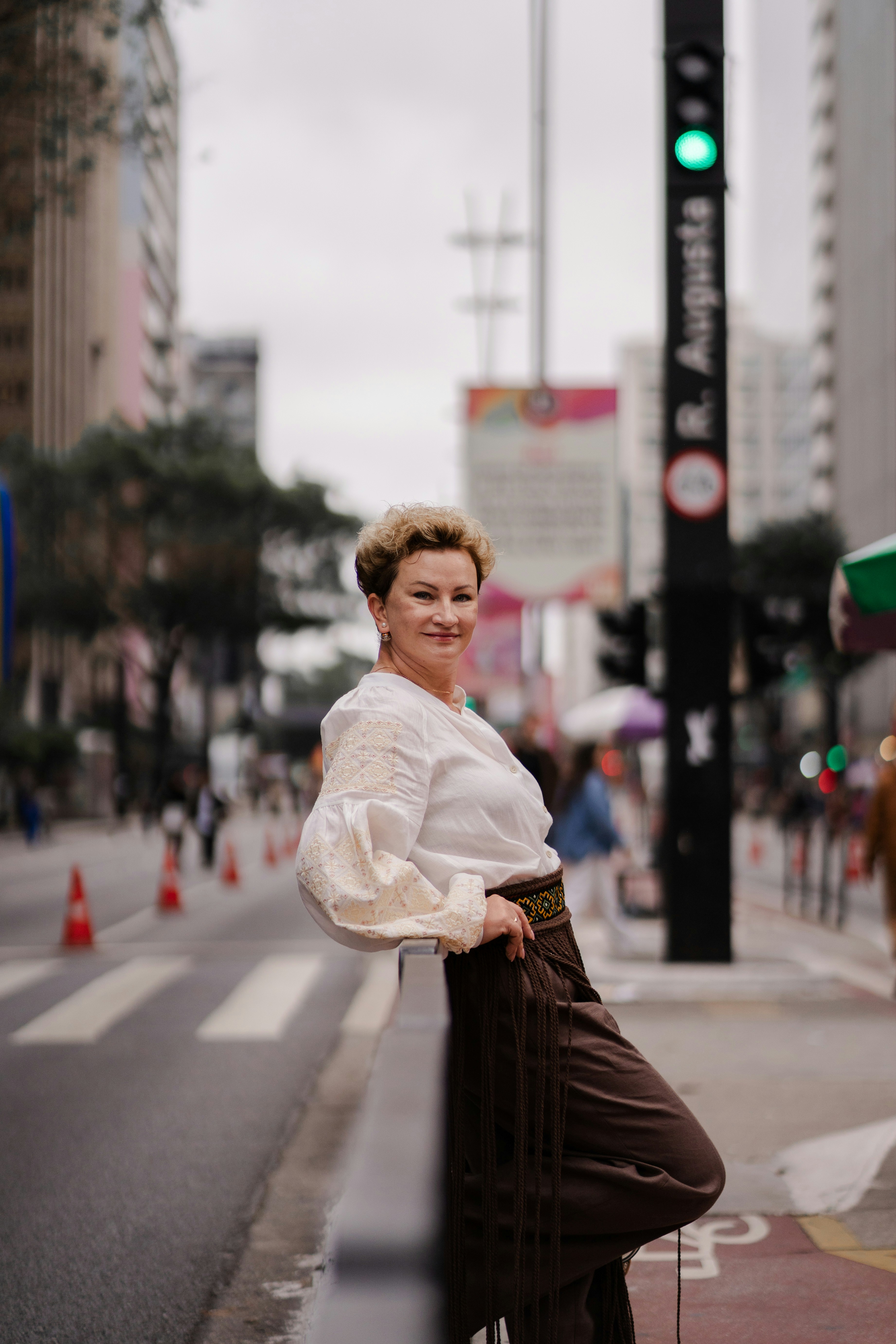 Mujer con estilo posando en una calle bulliciosa de la ciudad.