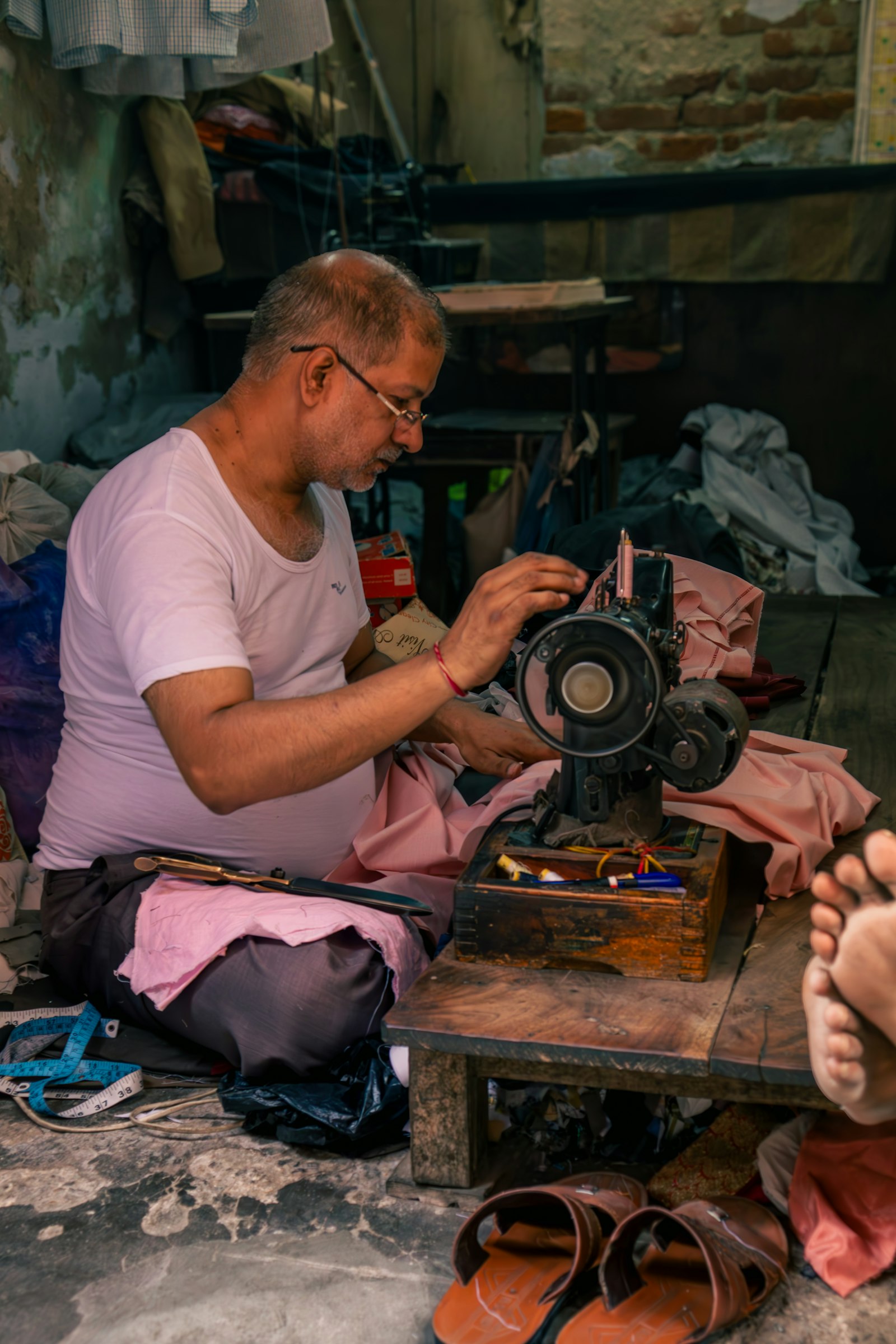 Thợ may đang hoàn thiện sản phẩm tại máy may