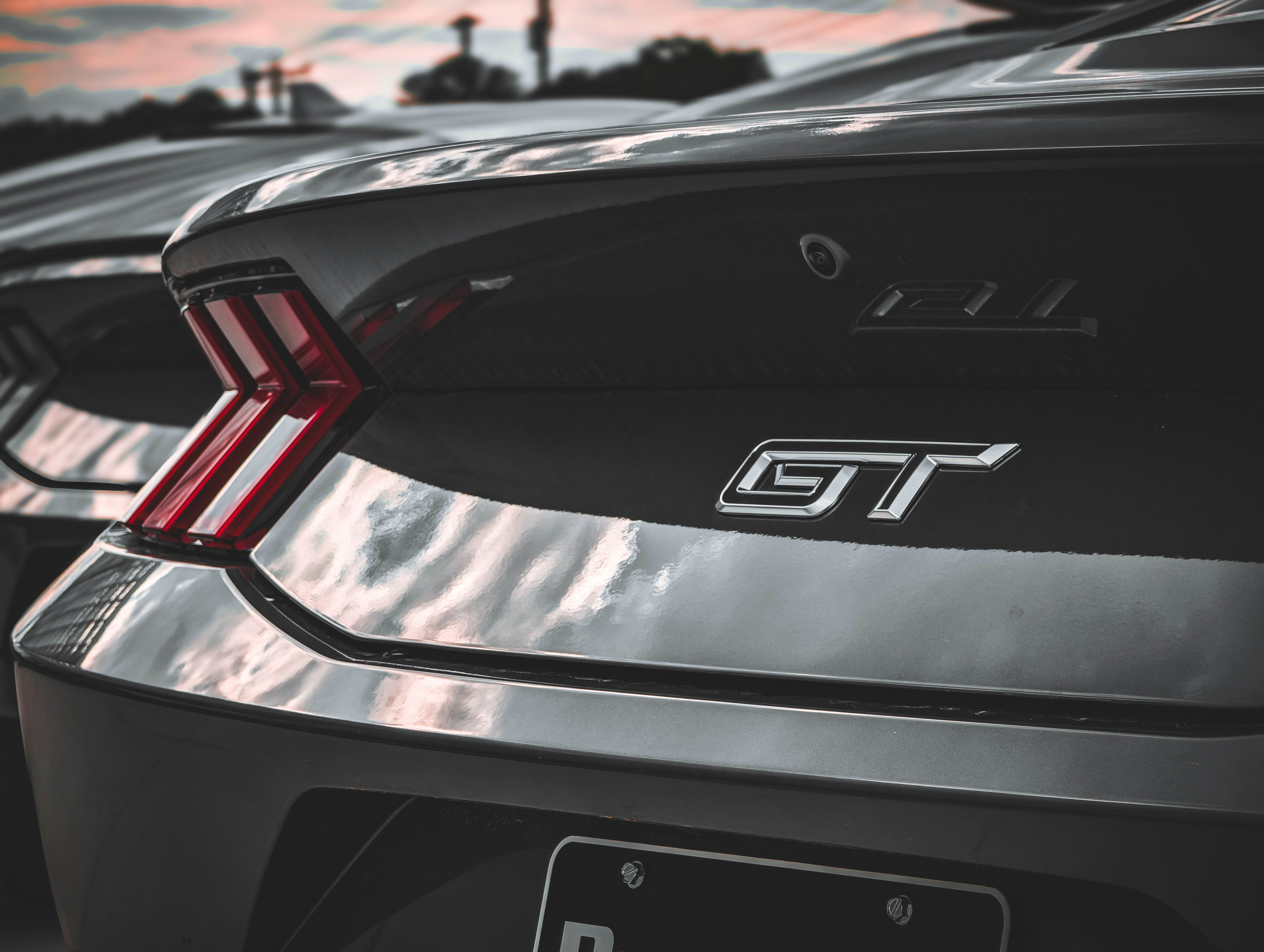 Trasera gris oscuro con un brillante emblema GT.