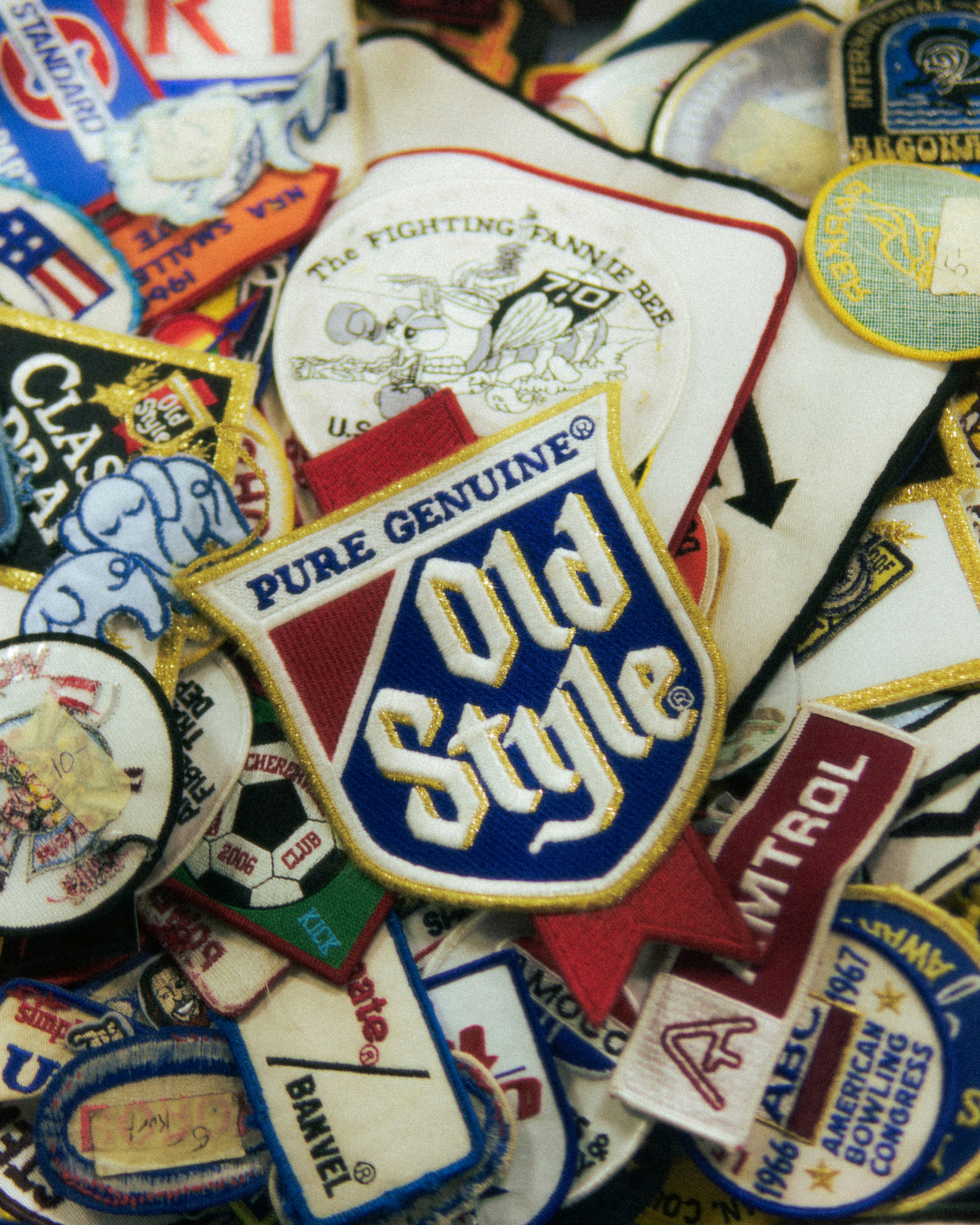Divers écussons brodés vintage, dont « old style ».