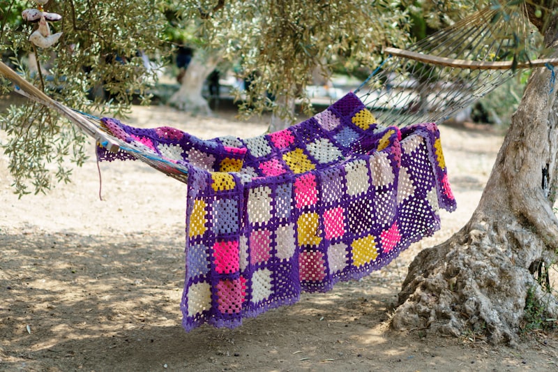 Plaid en granny squares colorés posé dans un hamac