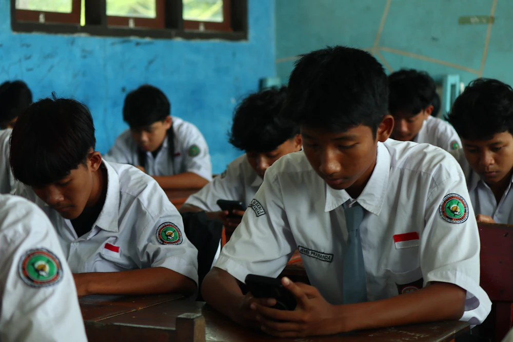 Peserta didik mengikuti kegiatan belajar di kelas