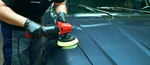 Polishing a car hood with a buffer