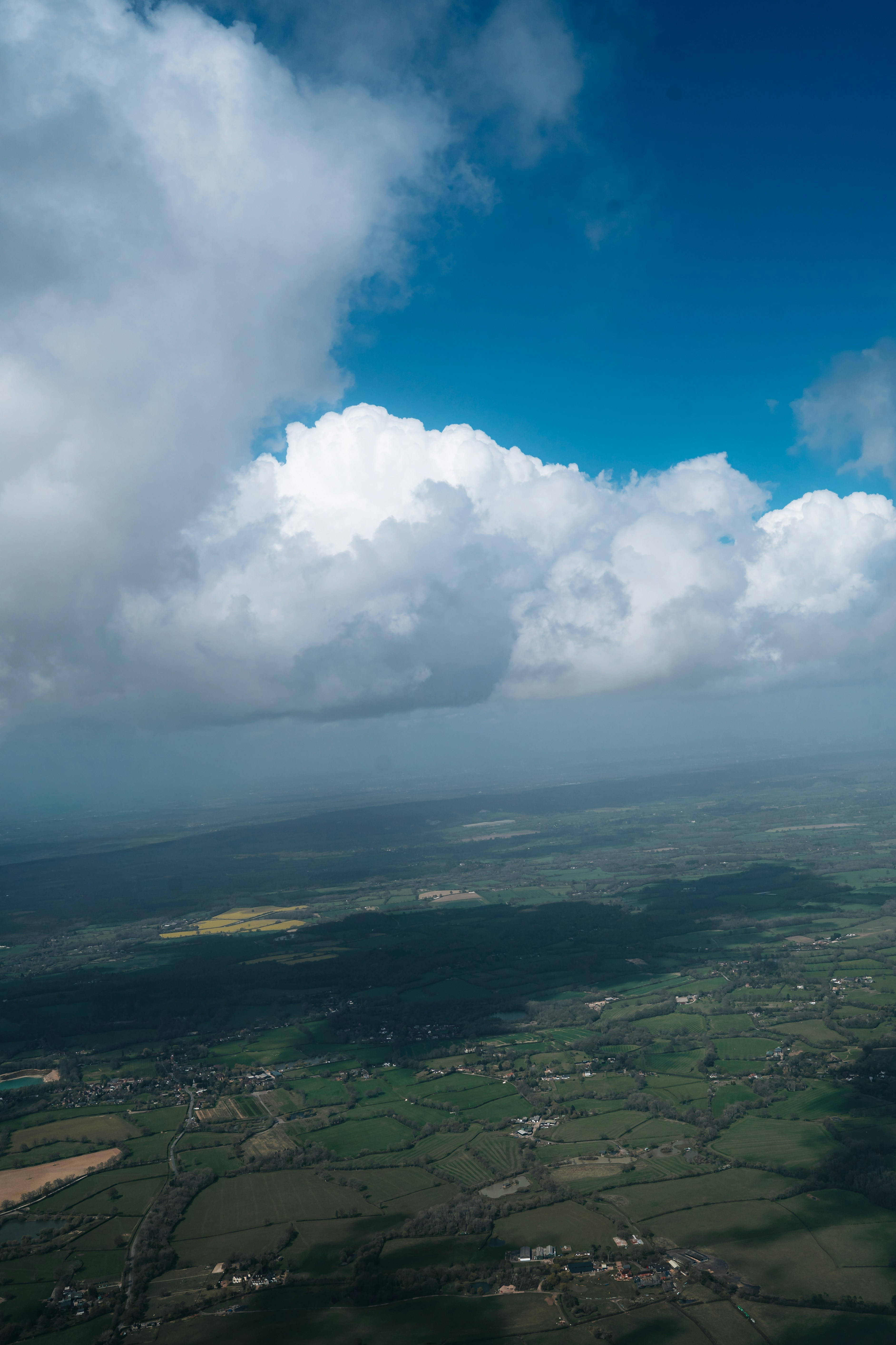 劇的な雲の下に影を落とす緑の風景