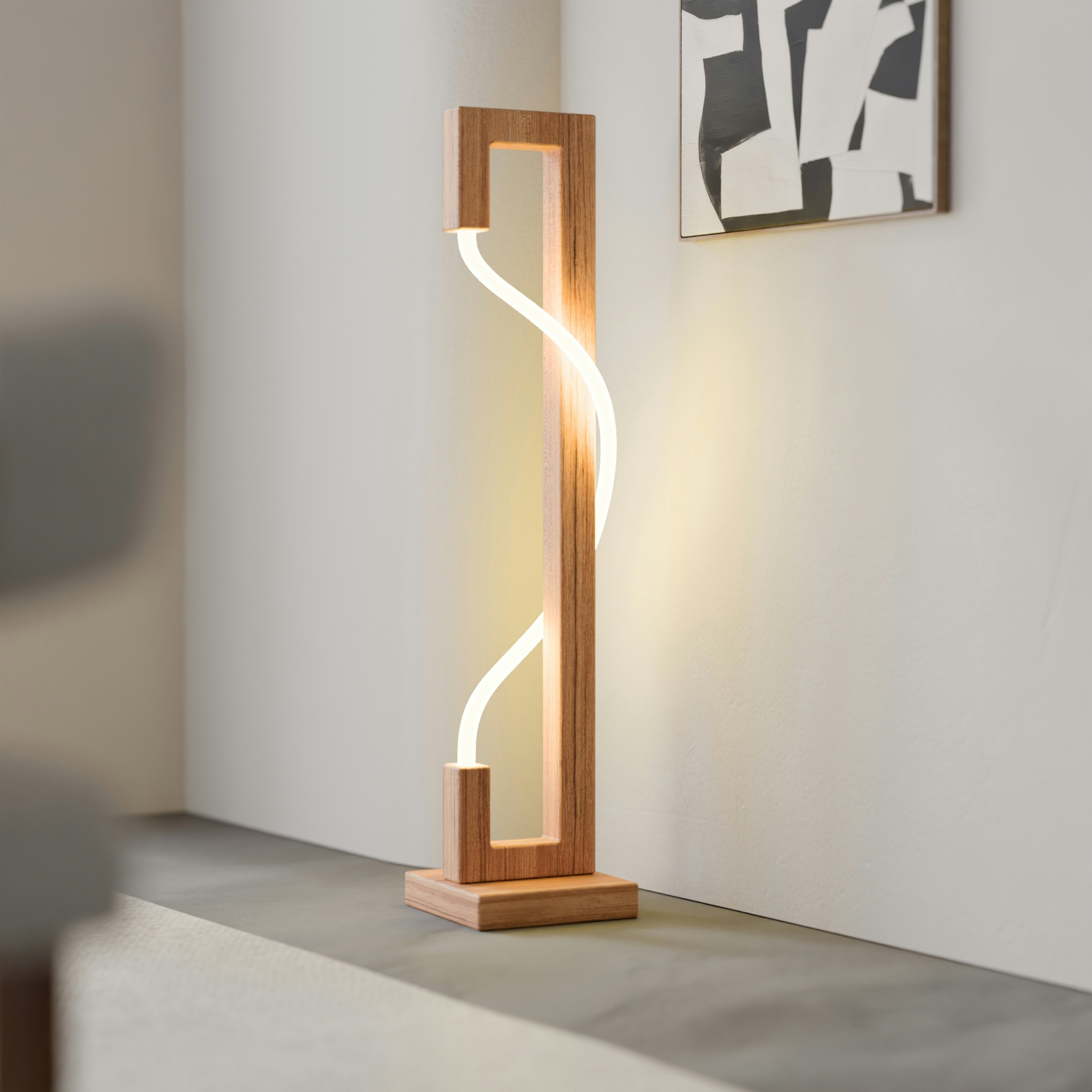 Eine moderne Holzlampe mit einem leuchtenden, welligen Lichtstreifen.