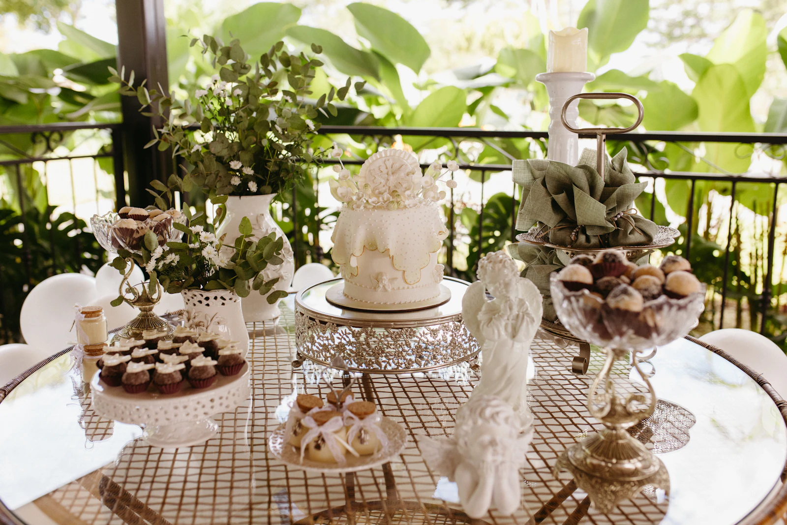 Luxe sweet table met verschillende zoete lekkernijen