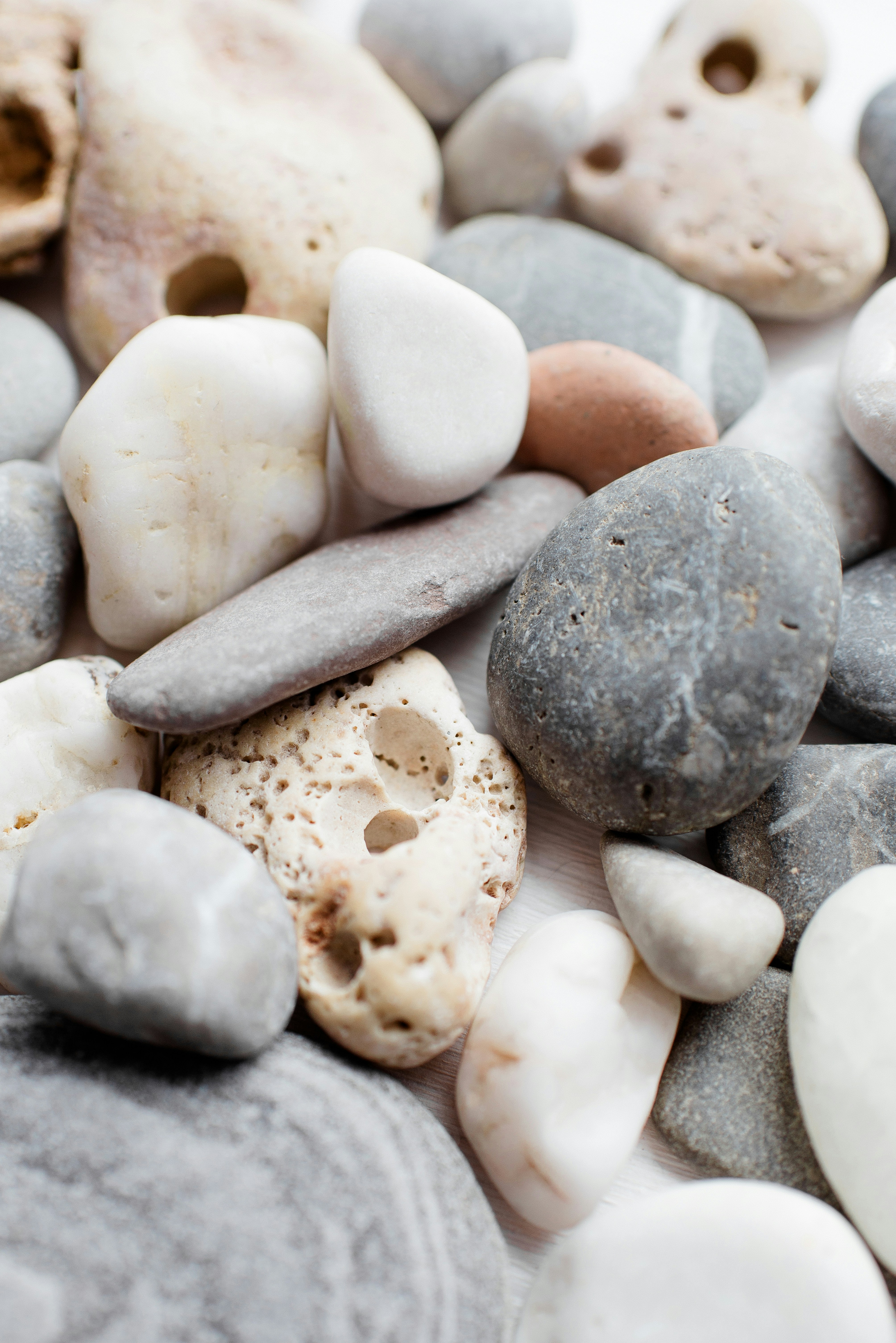 Una colección de piedras y guijarros naturales y lisos.