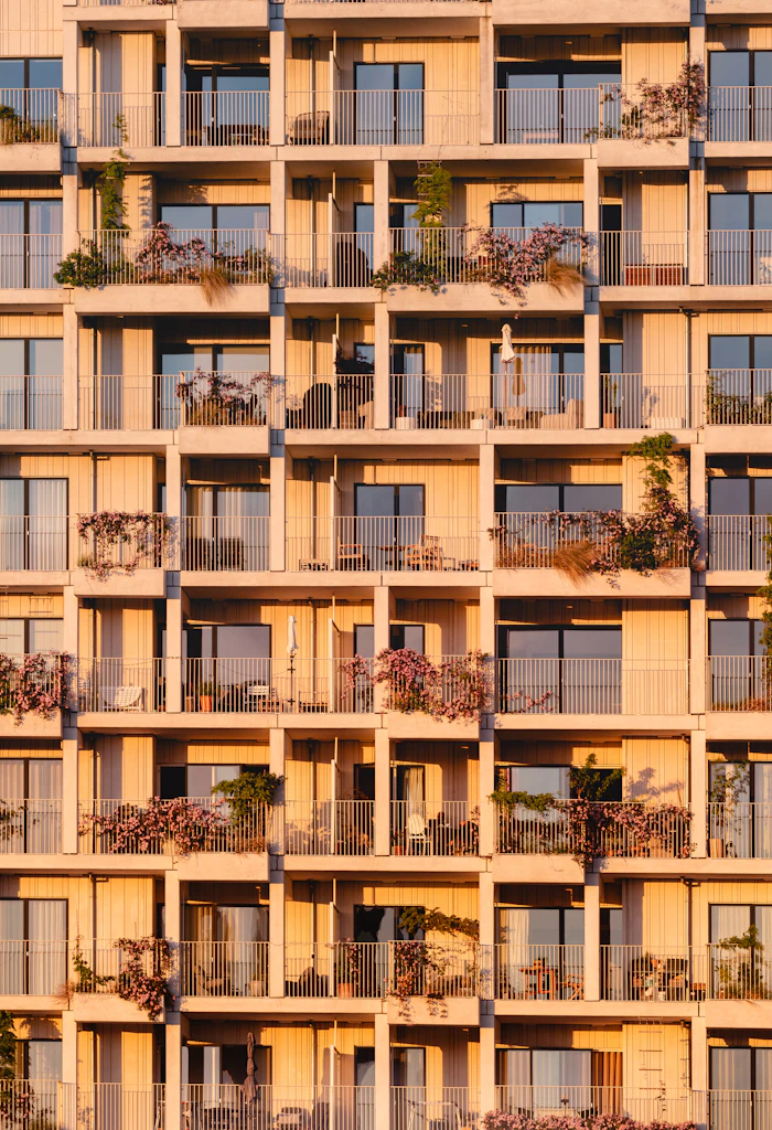 Fachada de edificio con balcones y plantas