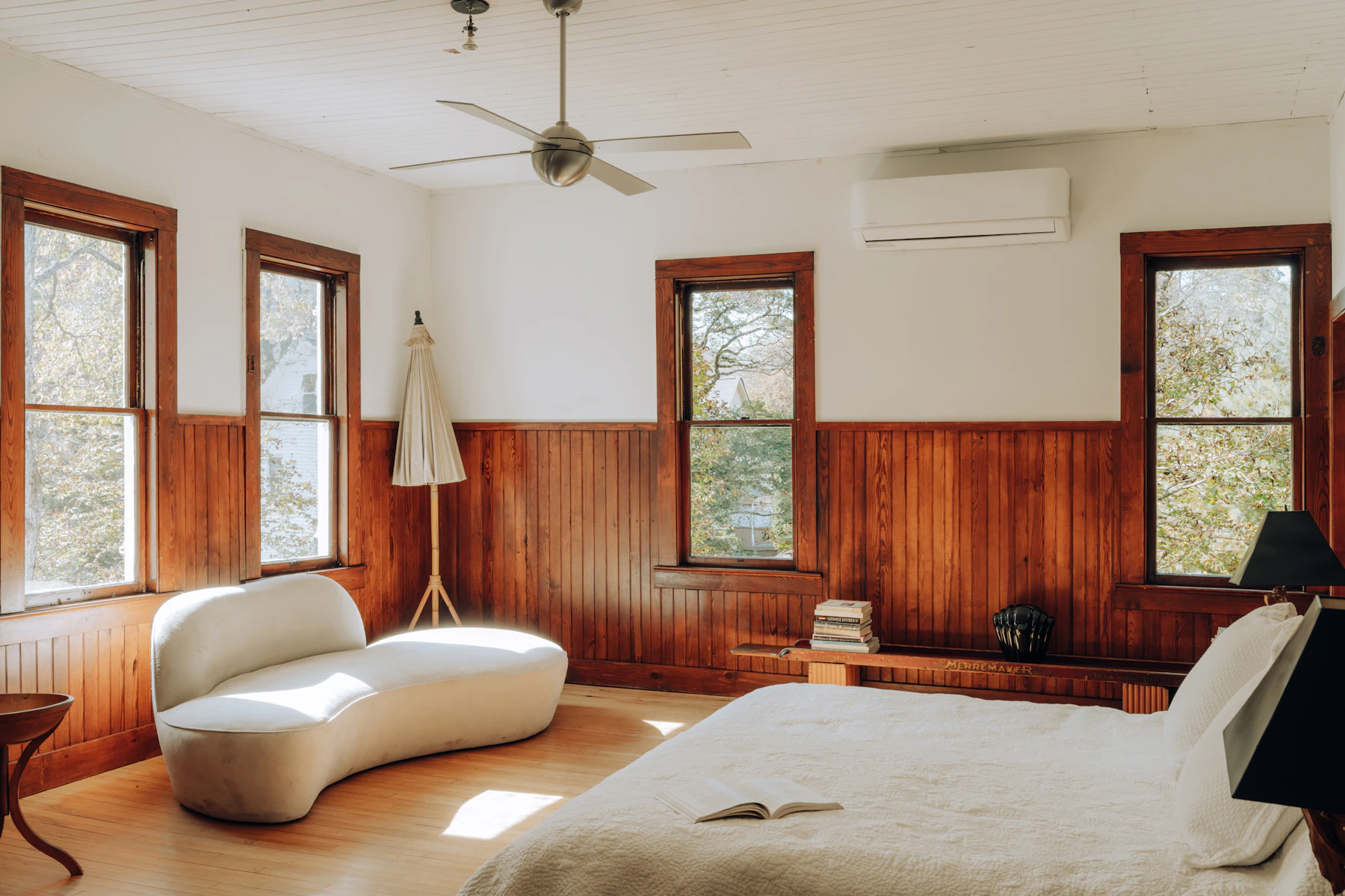 Quarto luminoso com madeira clara