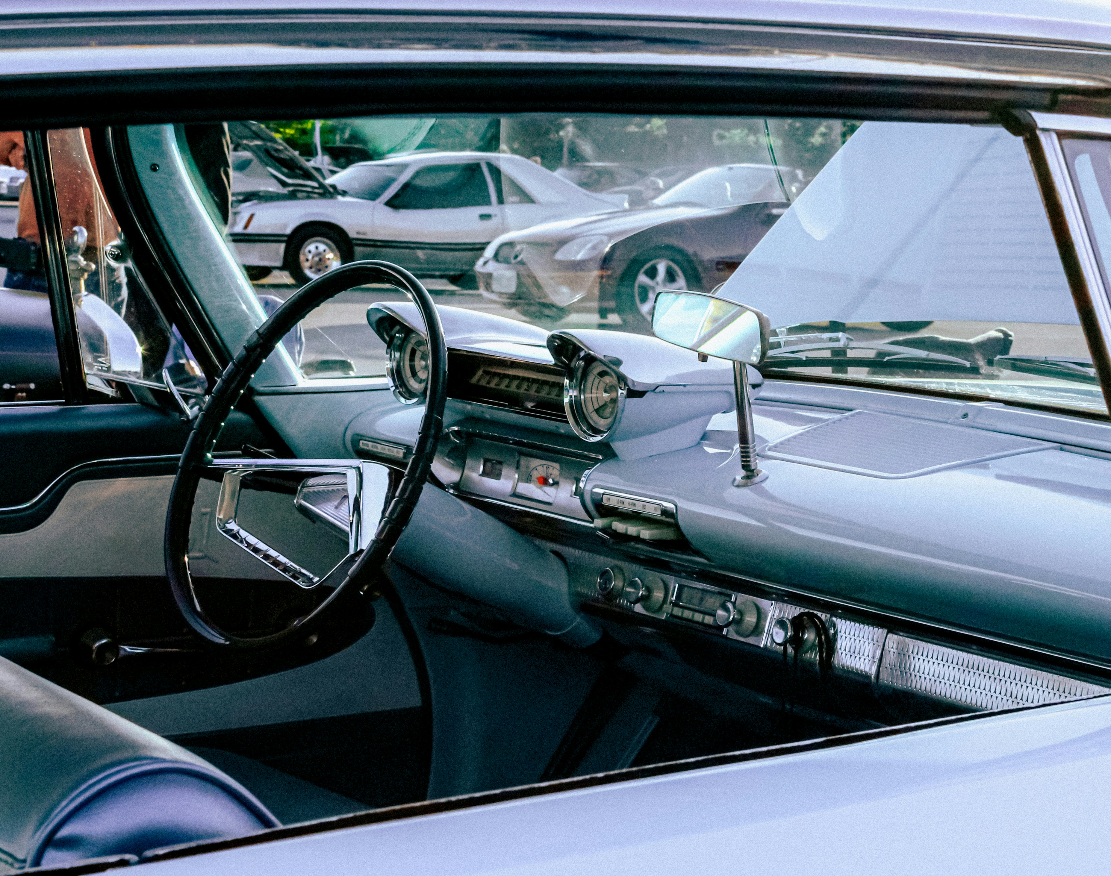 Interior de carro clássico com painel e volante vintage.
