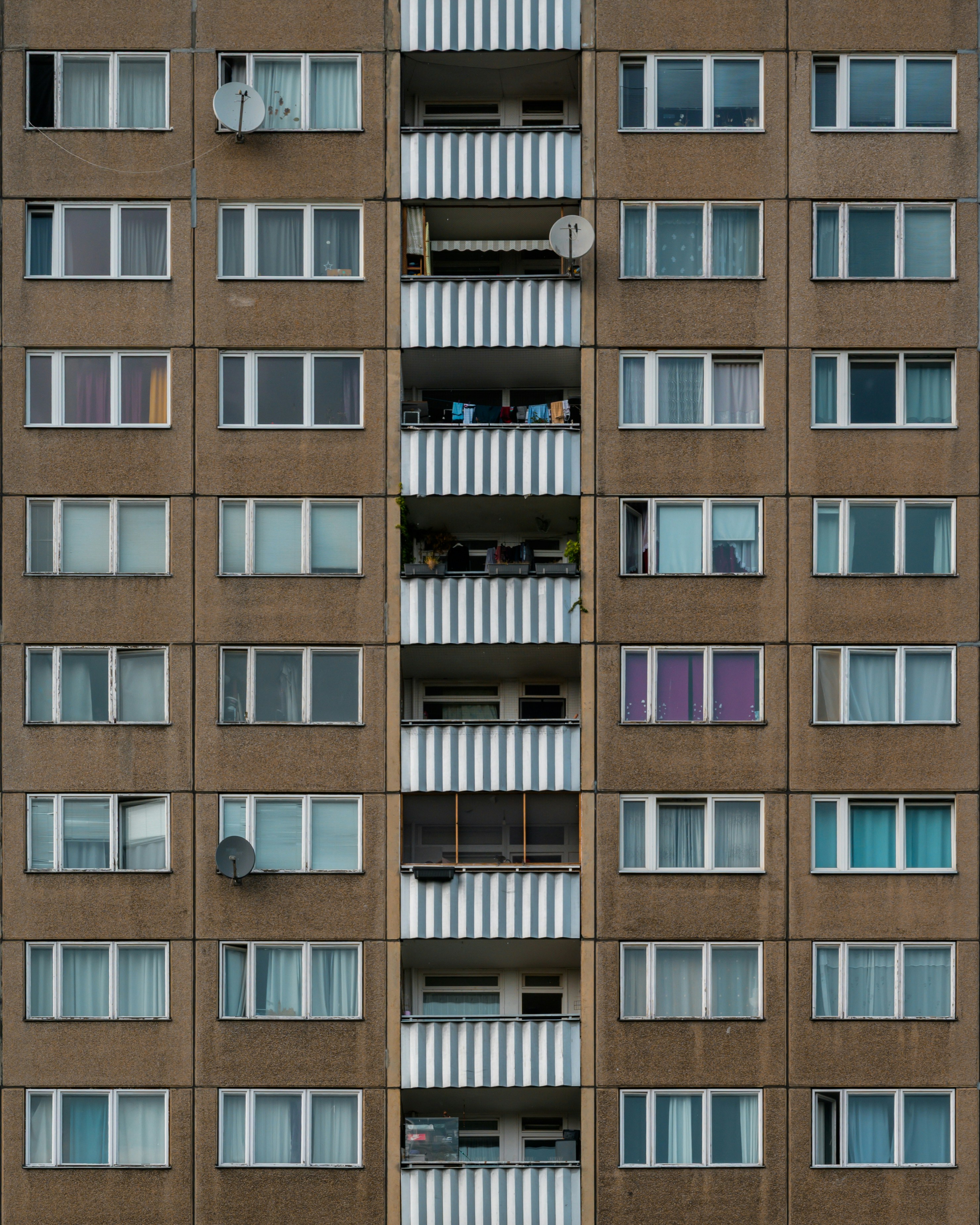 photo-1780686616260-2944a28024e1?ixid=M3wxMjA3fDB8MXxzZWFyY2h8NXx8c3R1Y2slMjBpbiUyMGRlciUyMHdvaG51bmd8ZW58MHx8fHwxNzg1NzEyOTQ3fDA\u0026ixlib=rb-4.1.0