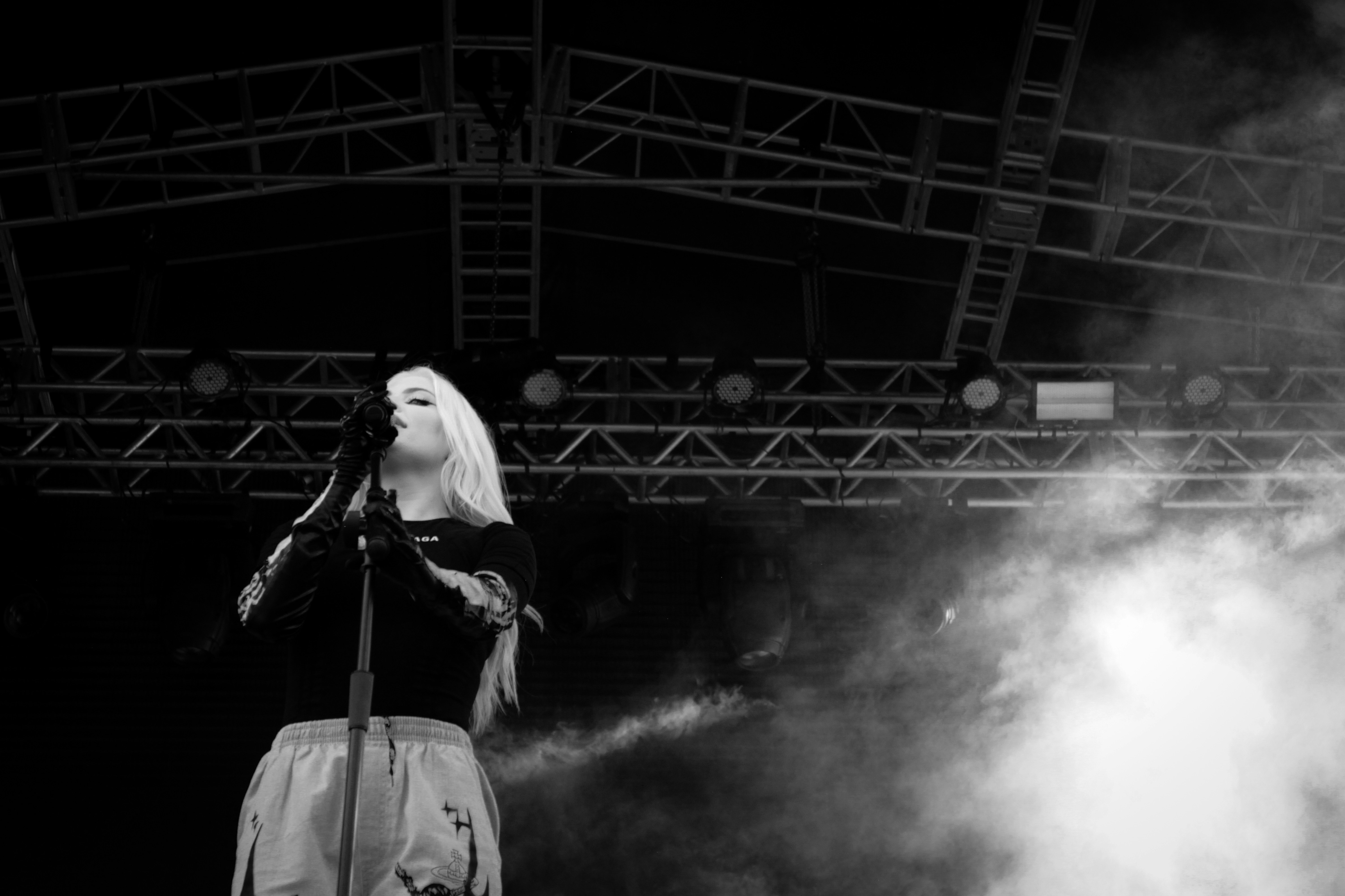 Cantora loira cantando ao microfone