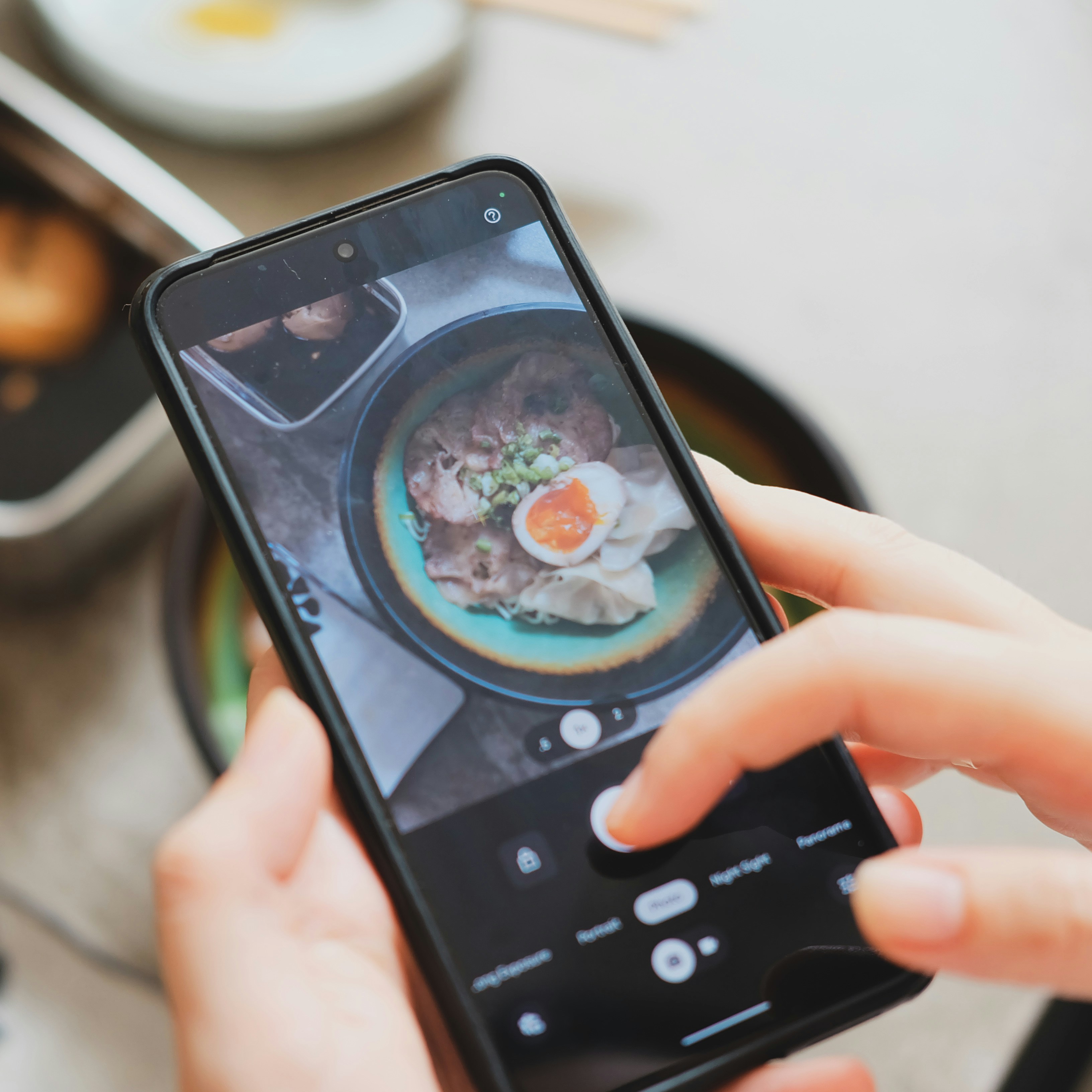 スマートフォンでラーメンを撮影する飲食店のショート動画イメージ