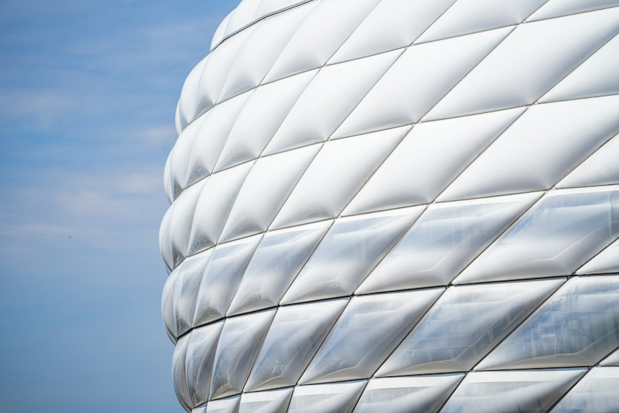 Weiße ETFE-Kissenfassade mit rautenförmigem Nahtmuster vor blauem Himmel