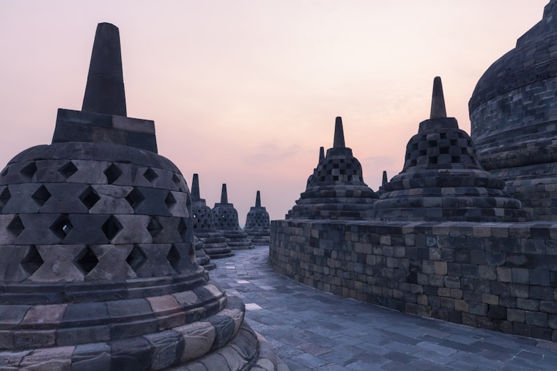 Pemandangan sunrise Borobudur dengan stupa candi berlatar langit pagi berkabut