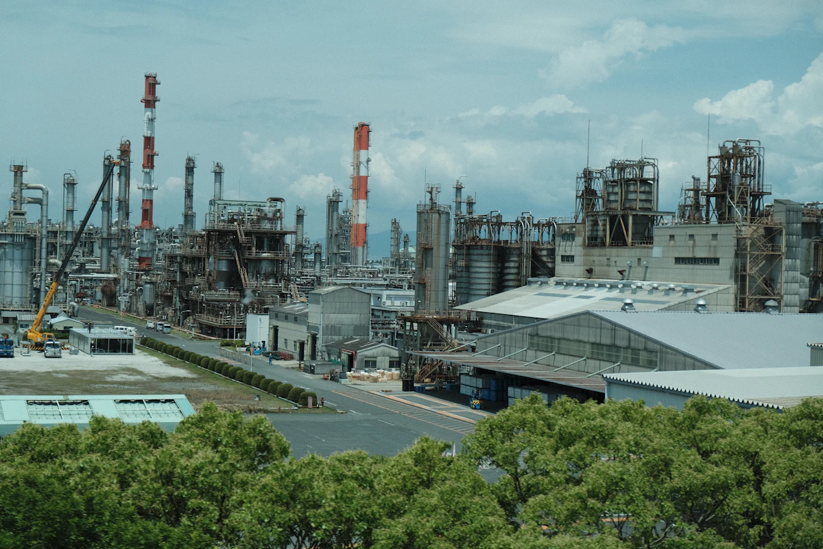 Complexo petroquímico com tanques, tubulações e unidades de processo