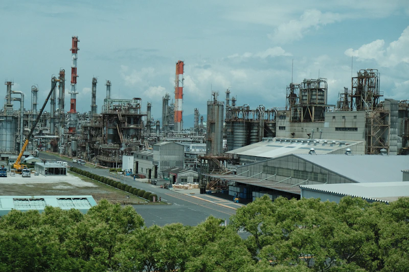Complexo petroquímico com tanques, tubulações e unidades de processo