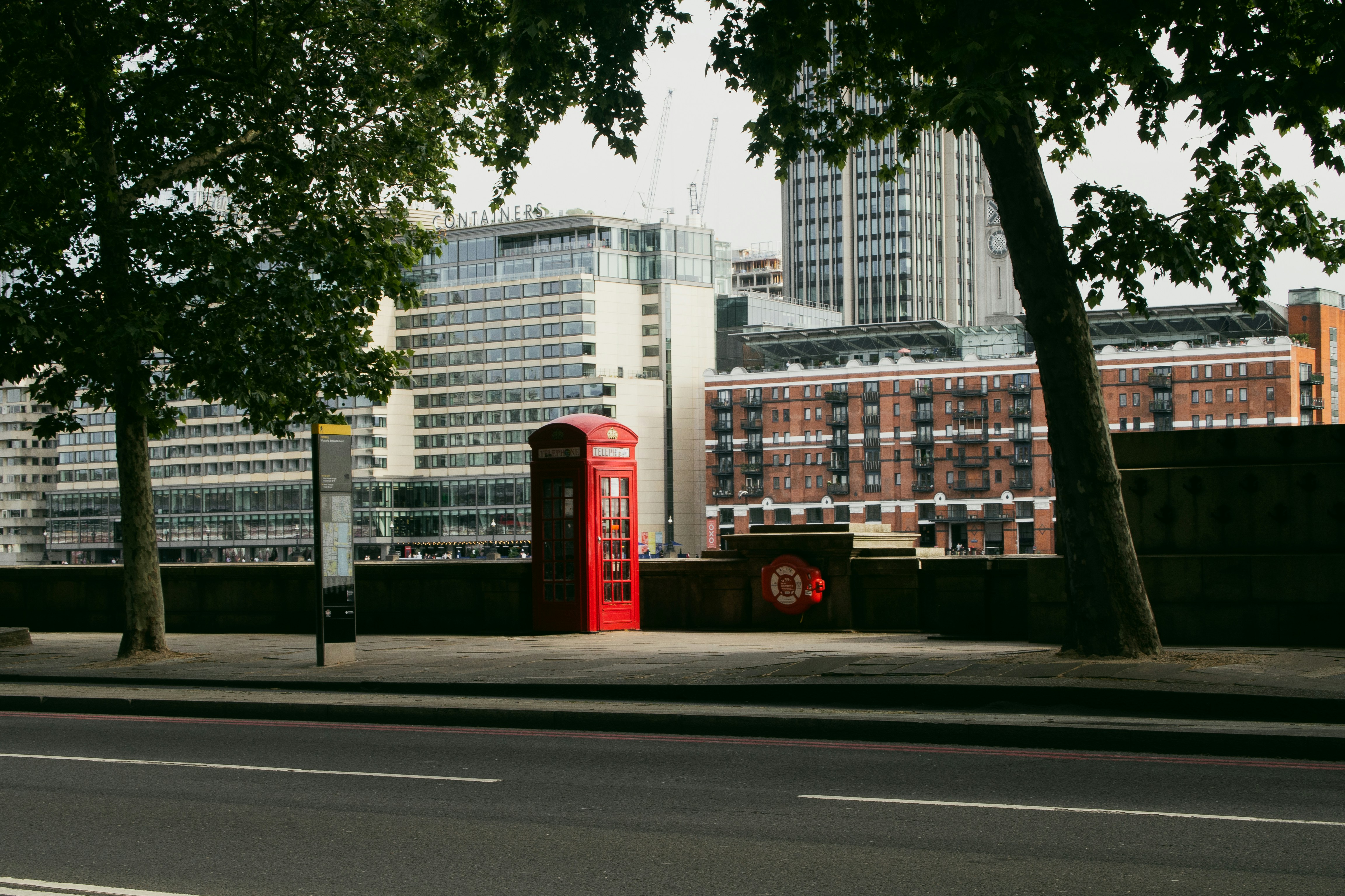Bilik telepon merah ikonik di jalan london.