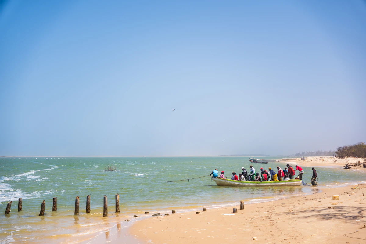 Pirogue sur une plage d'Afrique de l'Ouest