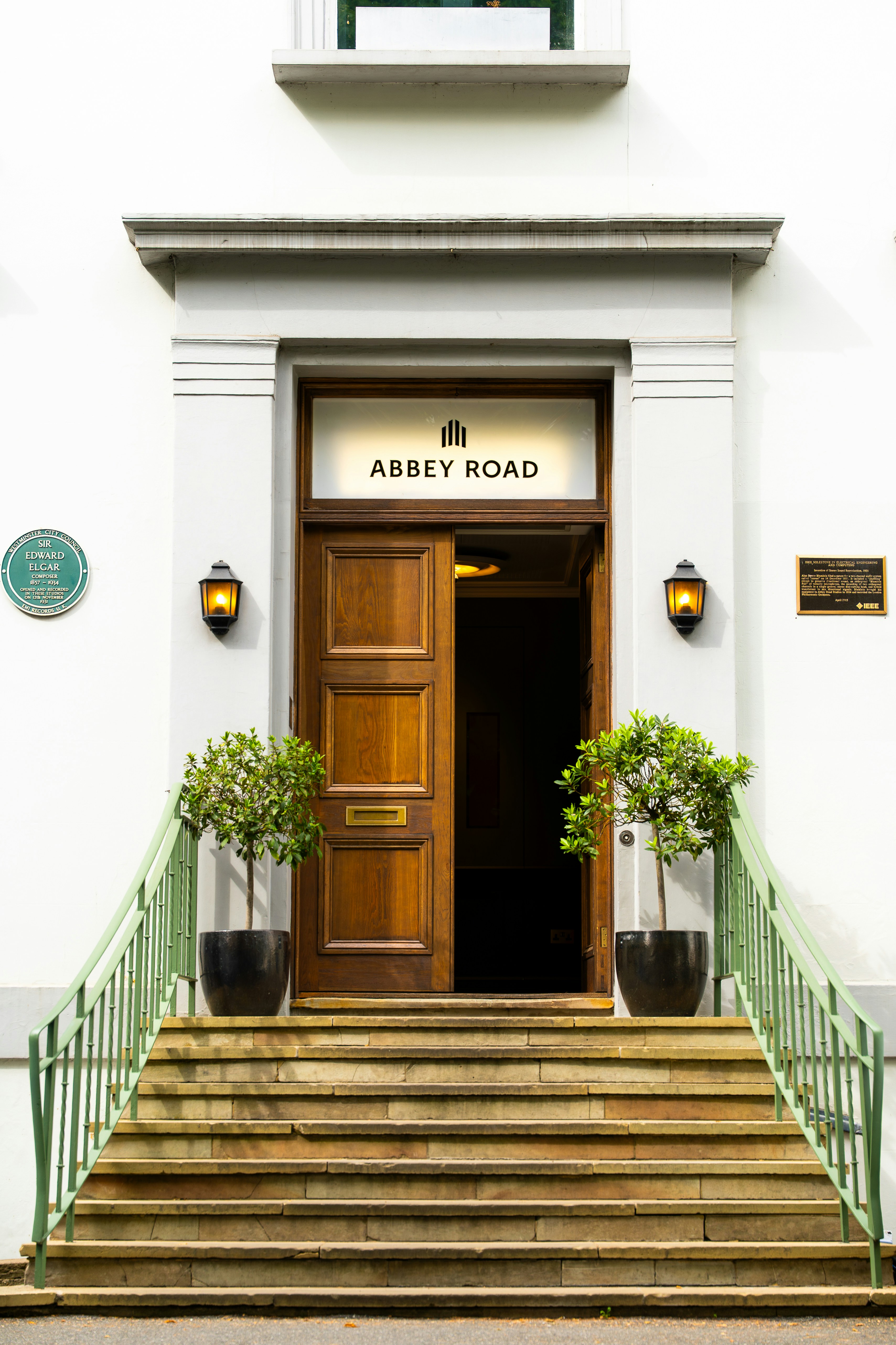 Entrada de estudios de Abbey Road con puerta y escaleras de madera.