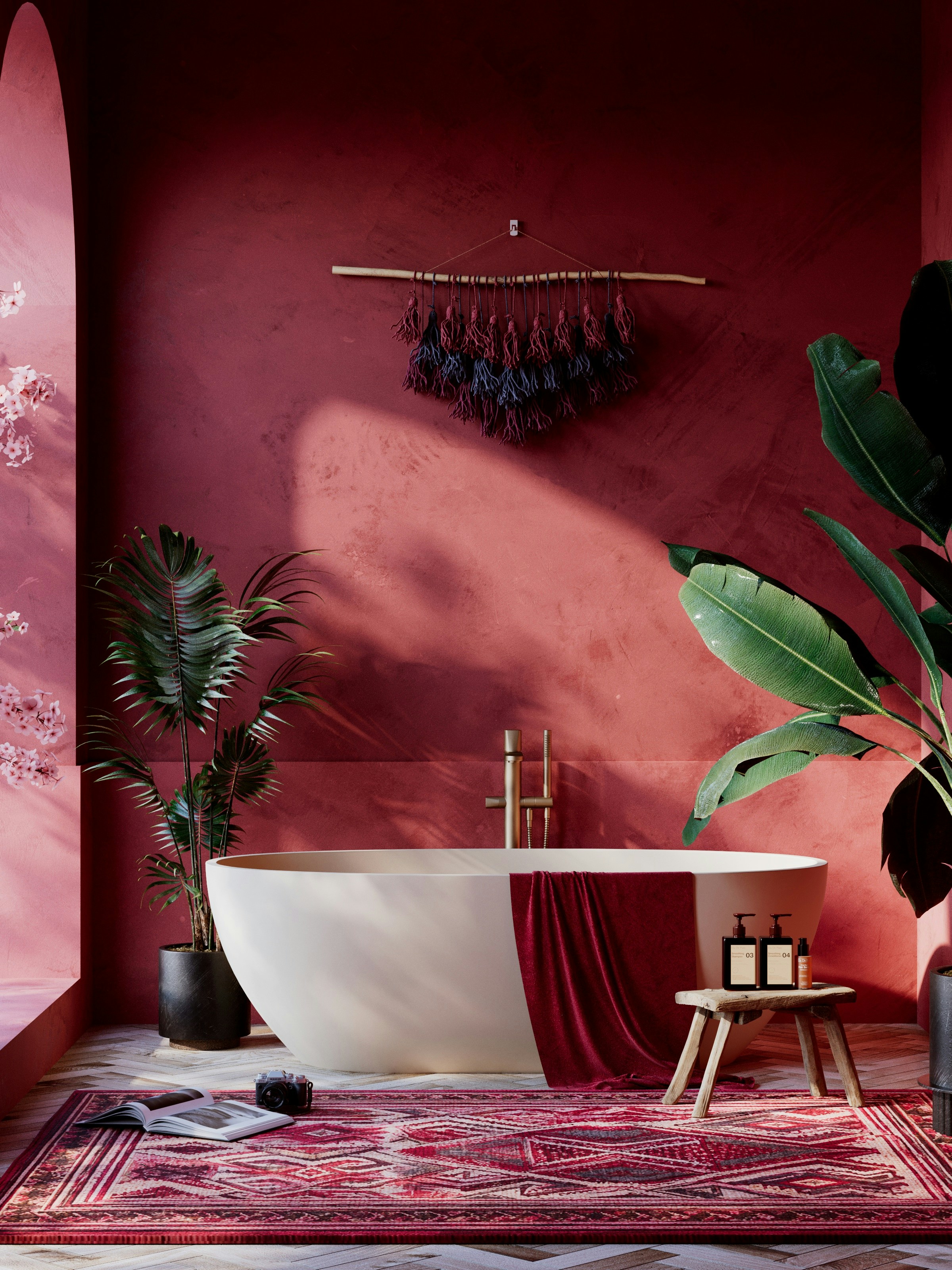 Kamar mandi merah mewah dengan bak mandi berdiri bebas, tanaman, dan dekorasi bohemian.