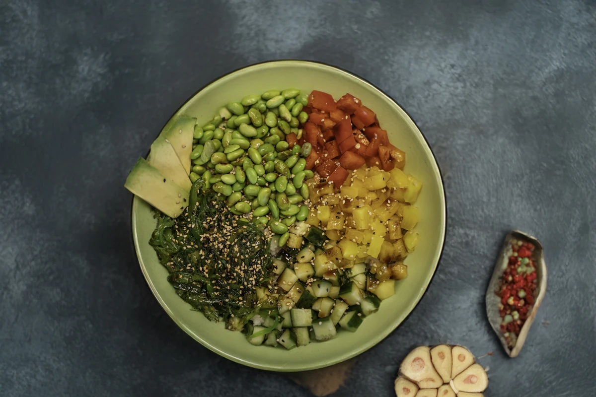 Bunte ausgewogene Bowl mit Gemüse als Symbol für alltagstaugliche Ernährung