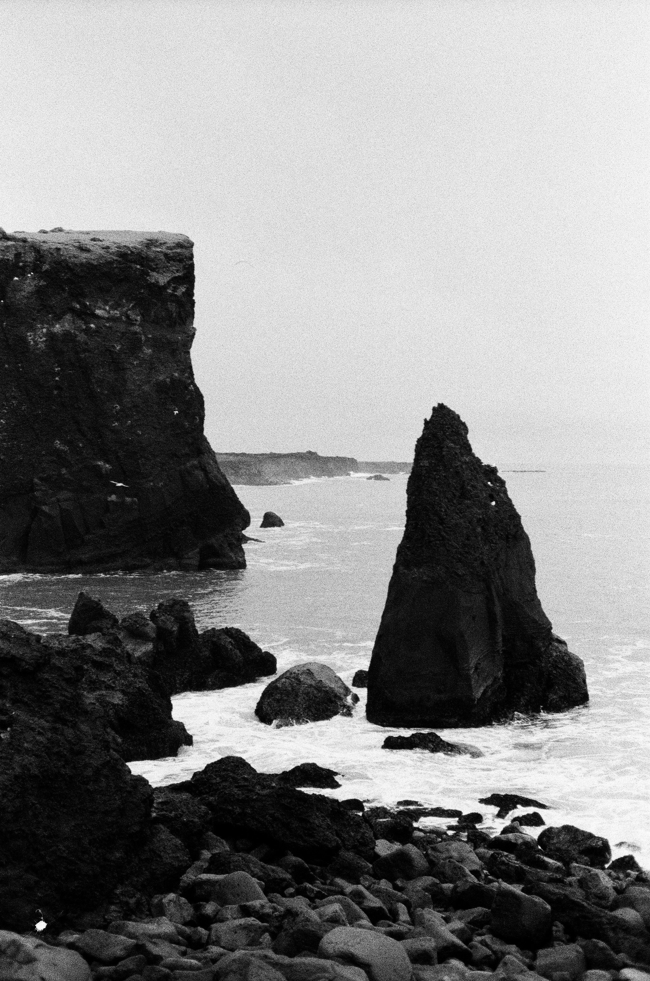 Black and white rugged coastline with sea stacks and cliff. - 相关推荐