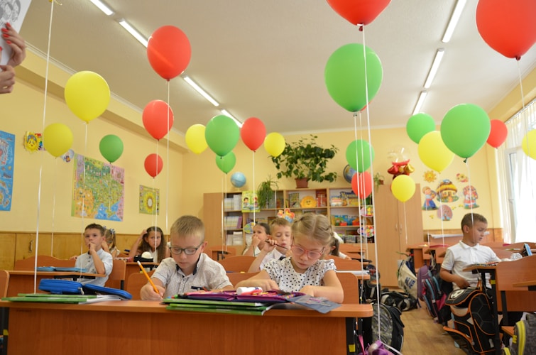 Дети в классе на занятии