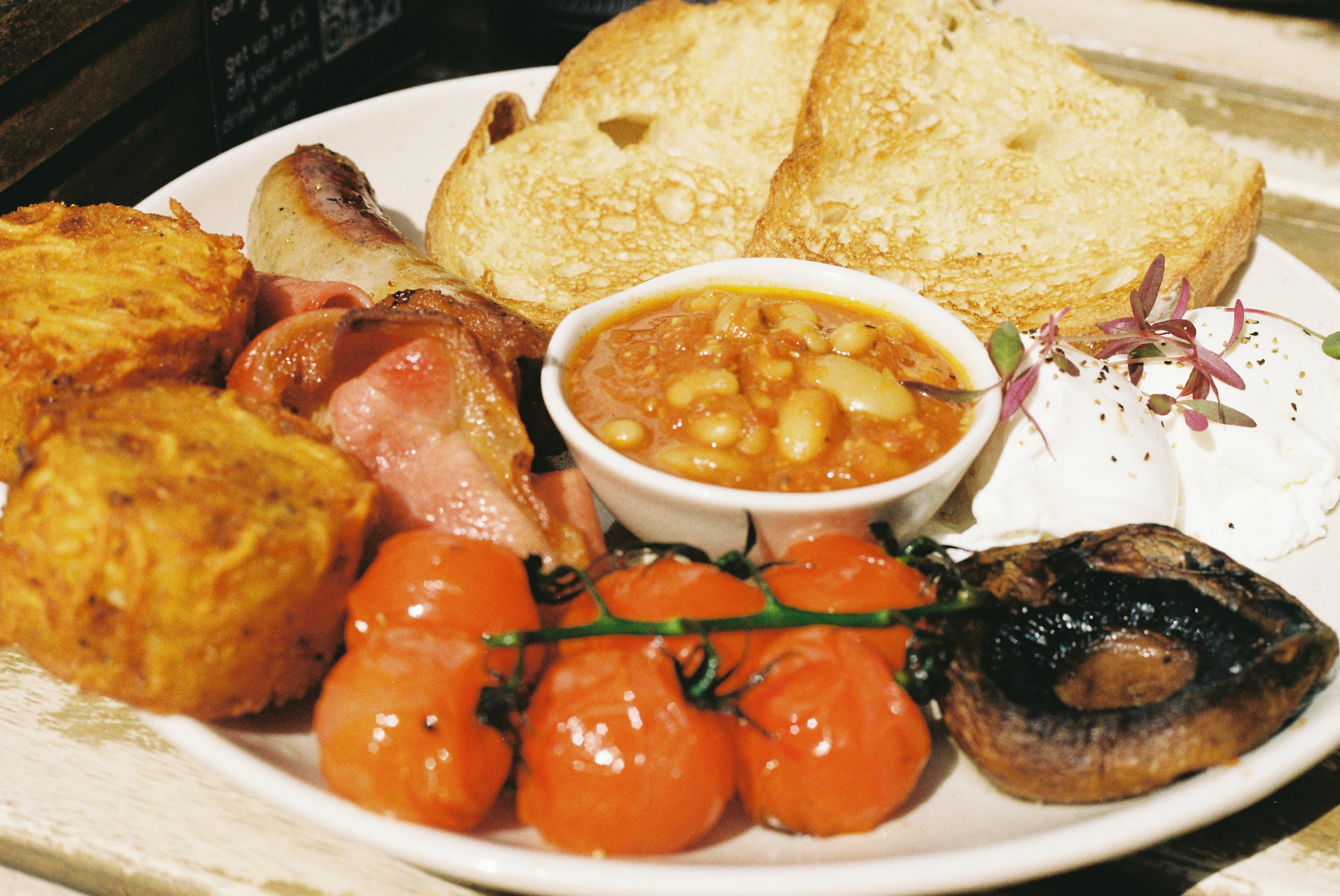 Full breakfast with baked beans, hash browns, tomatoes and mushroom